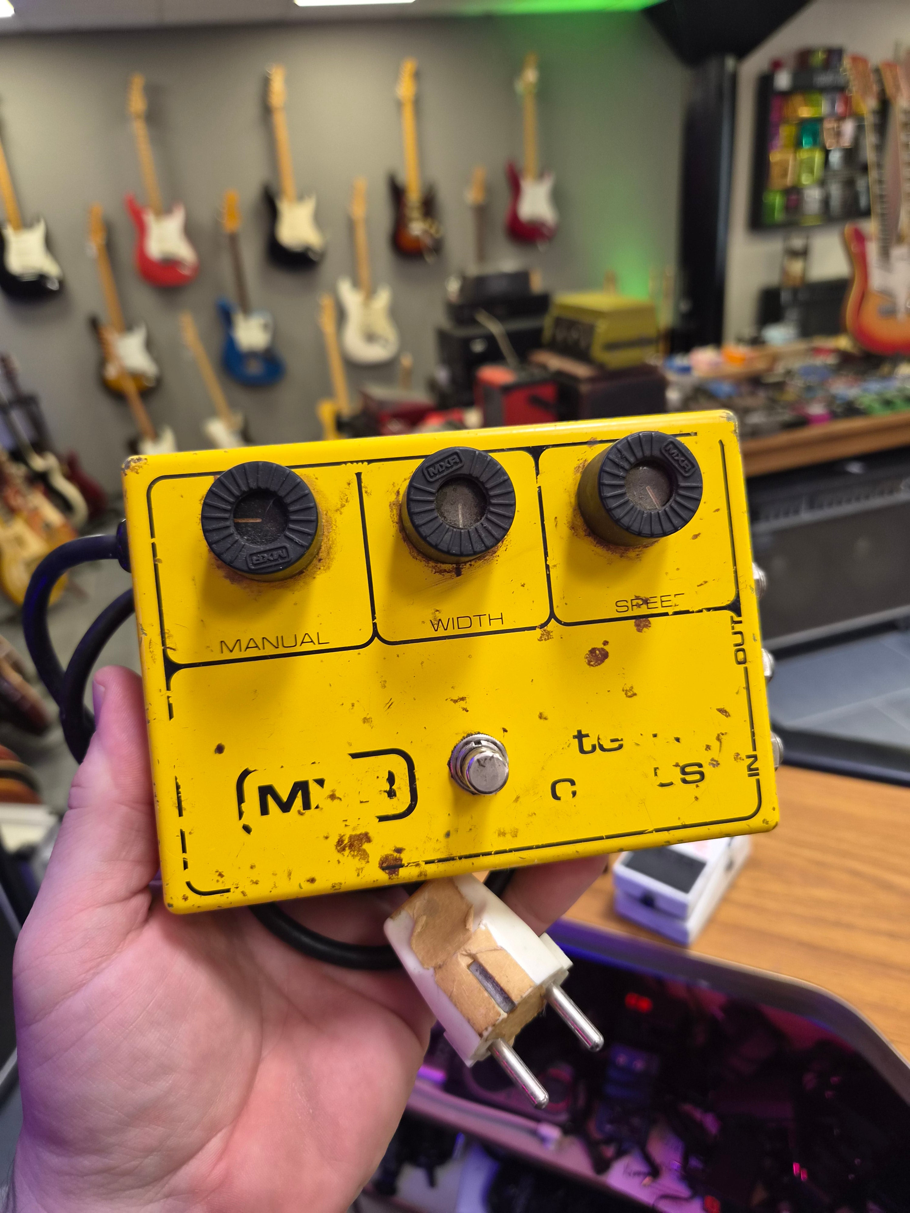 MXR Stereo Chorus 1970s Yellow with Block Logo – Tonefest Guitar