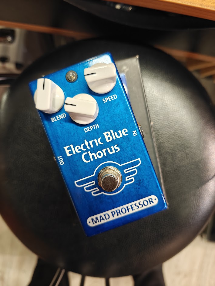 未使用！MAD PROFESSOR ELECTRIC BLUE II Mad Professor Electric Blue II Chorus-Vibrato Review - Premier Guitar