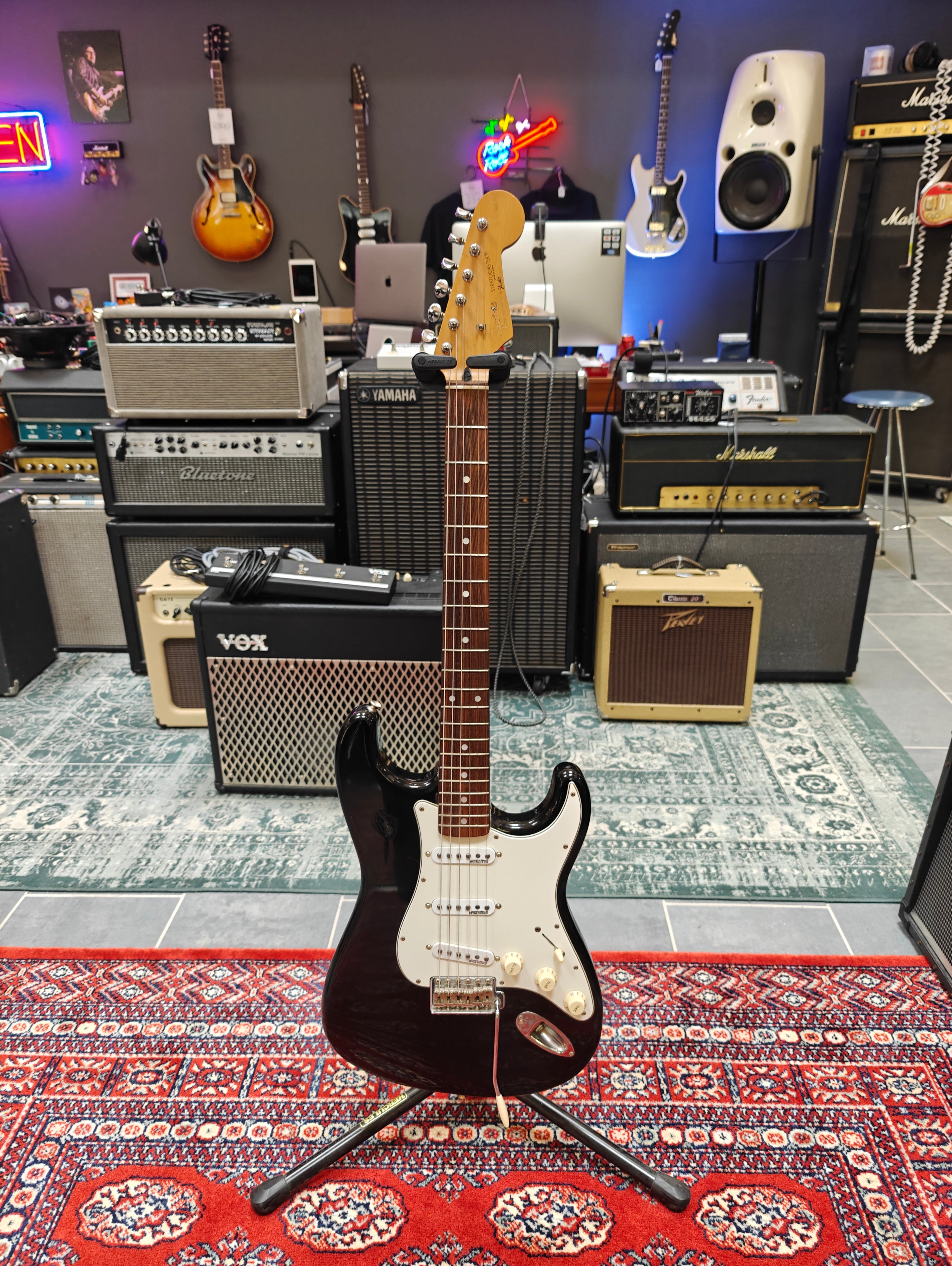 Squier Stratocaster Silver Series 1993 – Tonefest Guitar Gallery