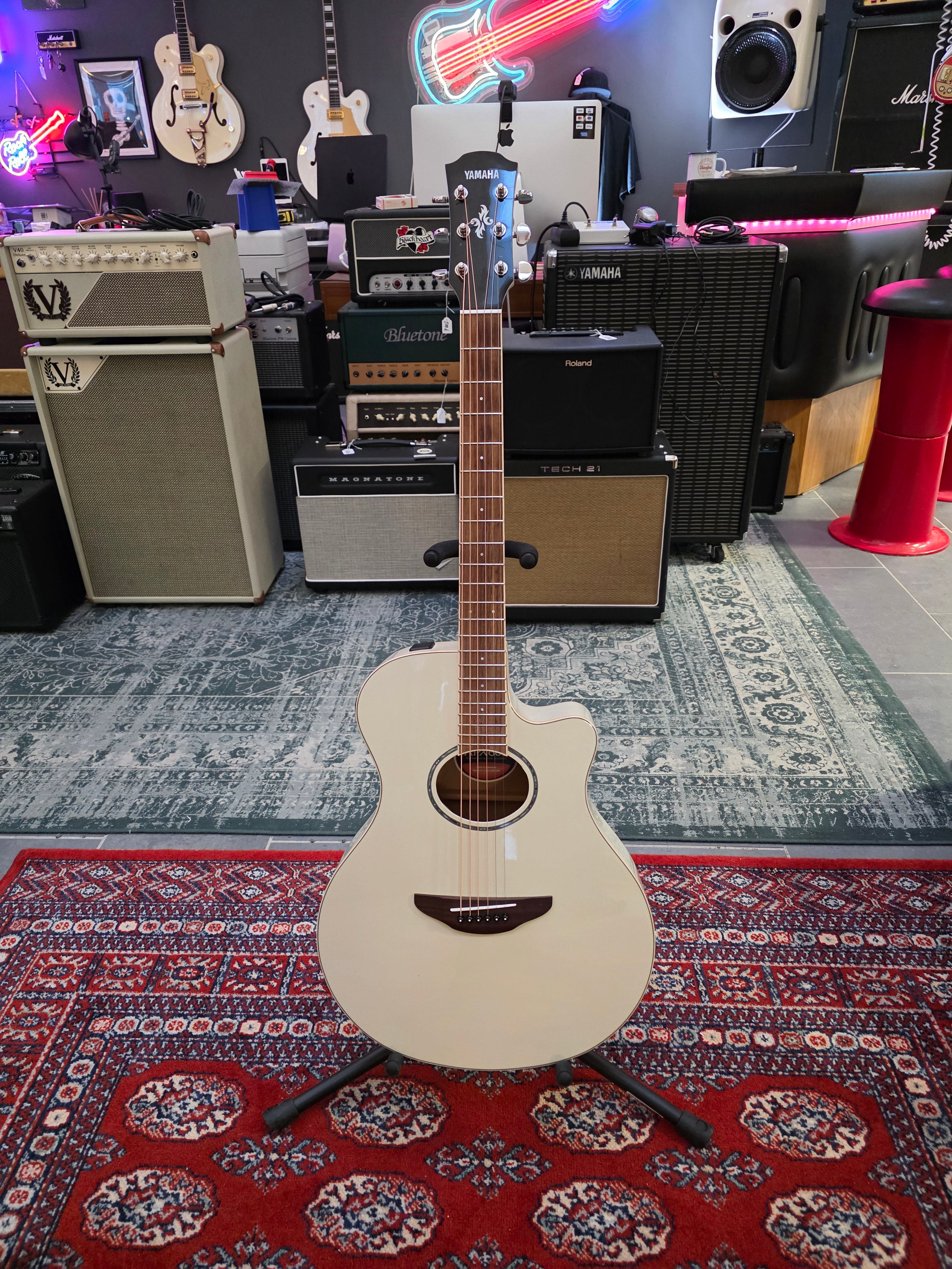 Yamaha APX600 Vintage White