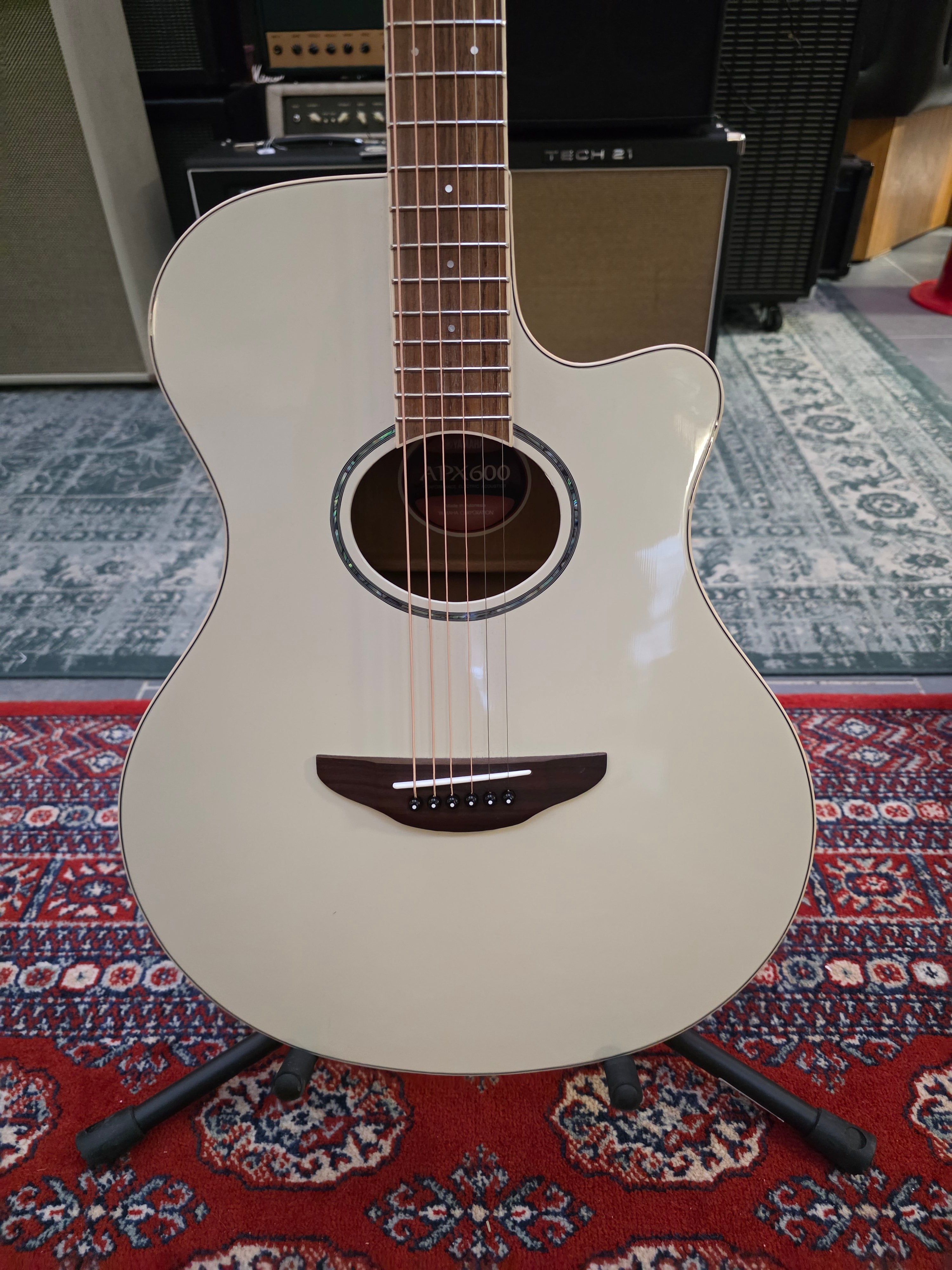 Yamaha APX600 Vintage White