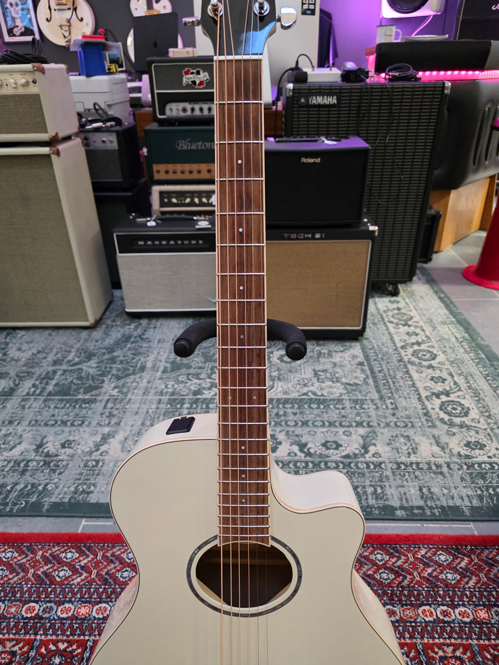 Yamaha APX600 Vintage White
