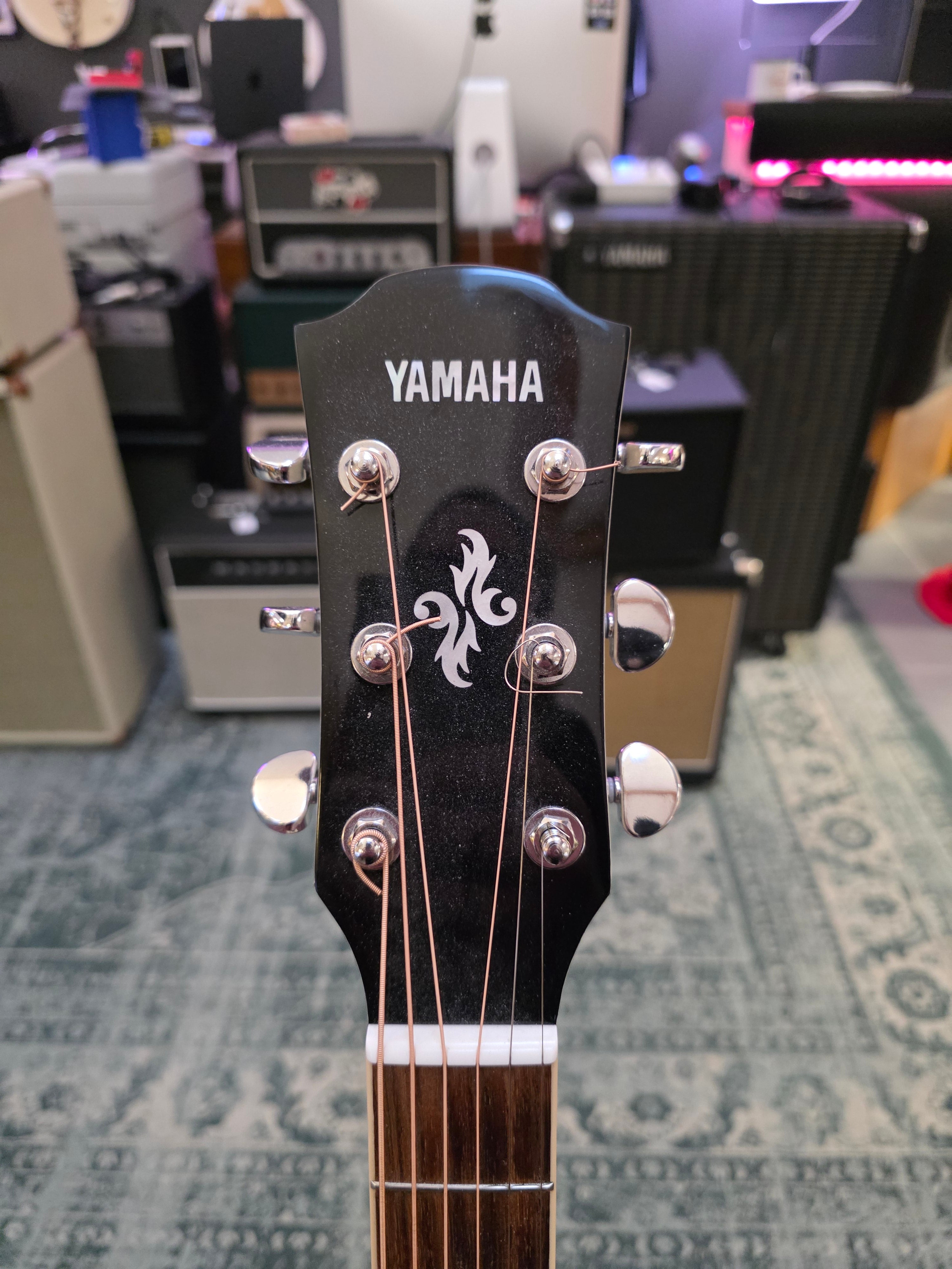 Yamaha APX600 Vintage White