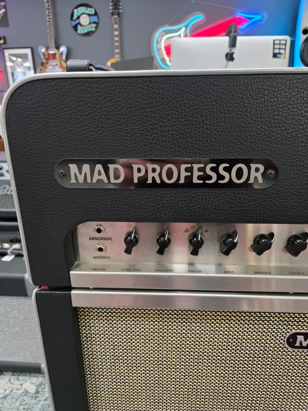 Mad Professor CS40 2007 con gabinete 2x12" Número de serie 068