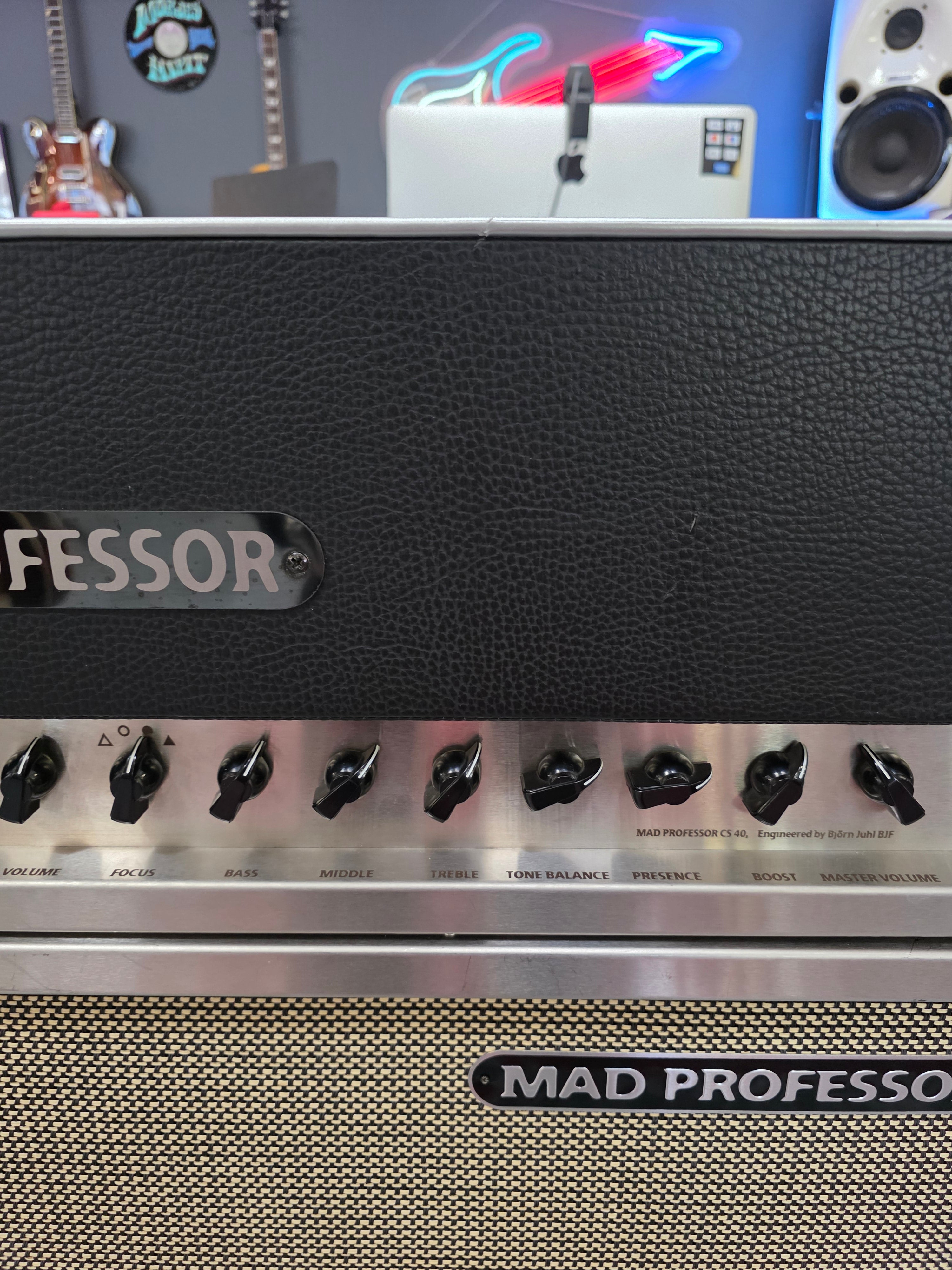 Mad Professor CS40 2007 con gabinete 2x12" Número de serie 068