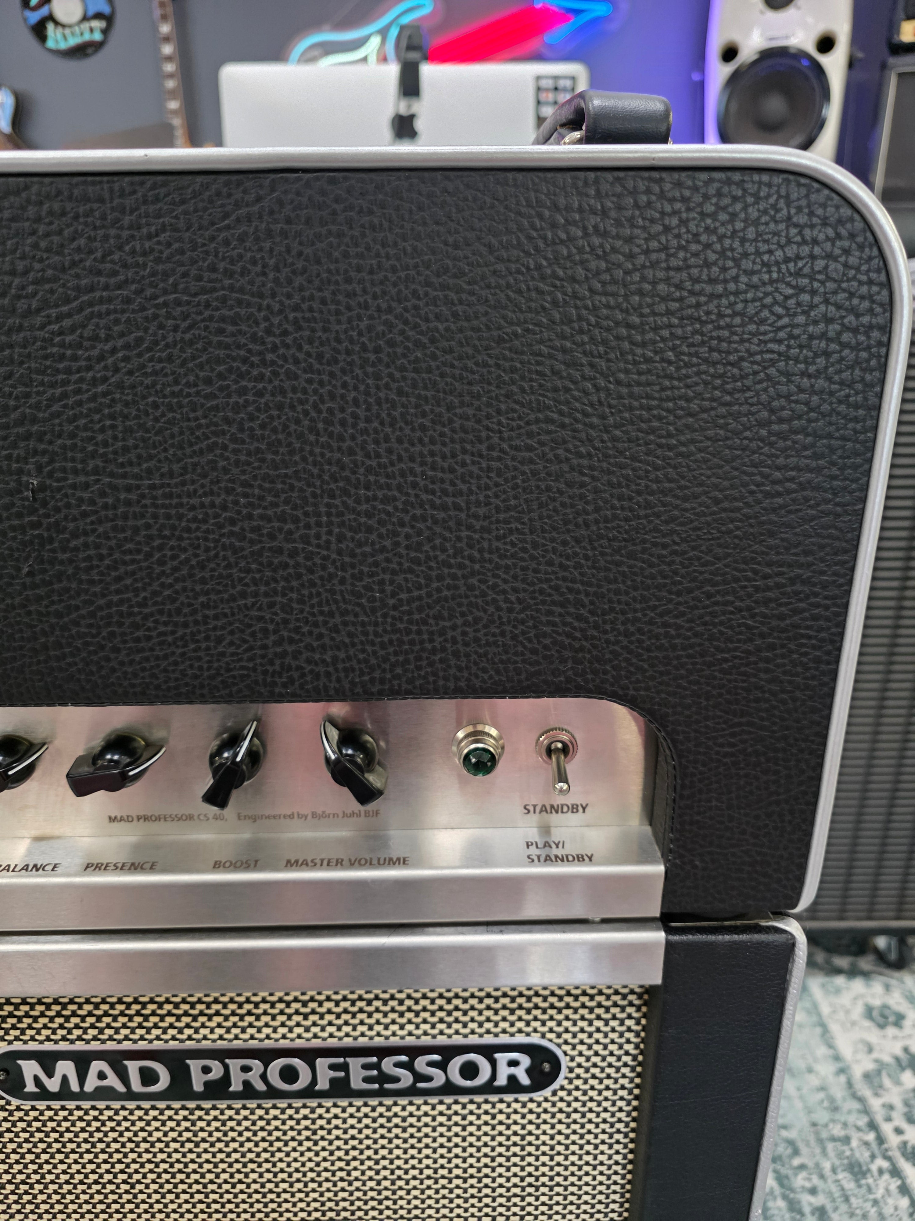Mad Professor CS40 2007 con gabinete 2x12" Número de serie 068