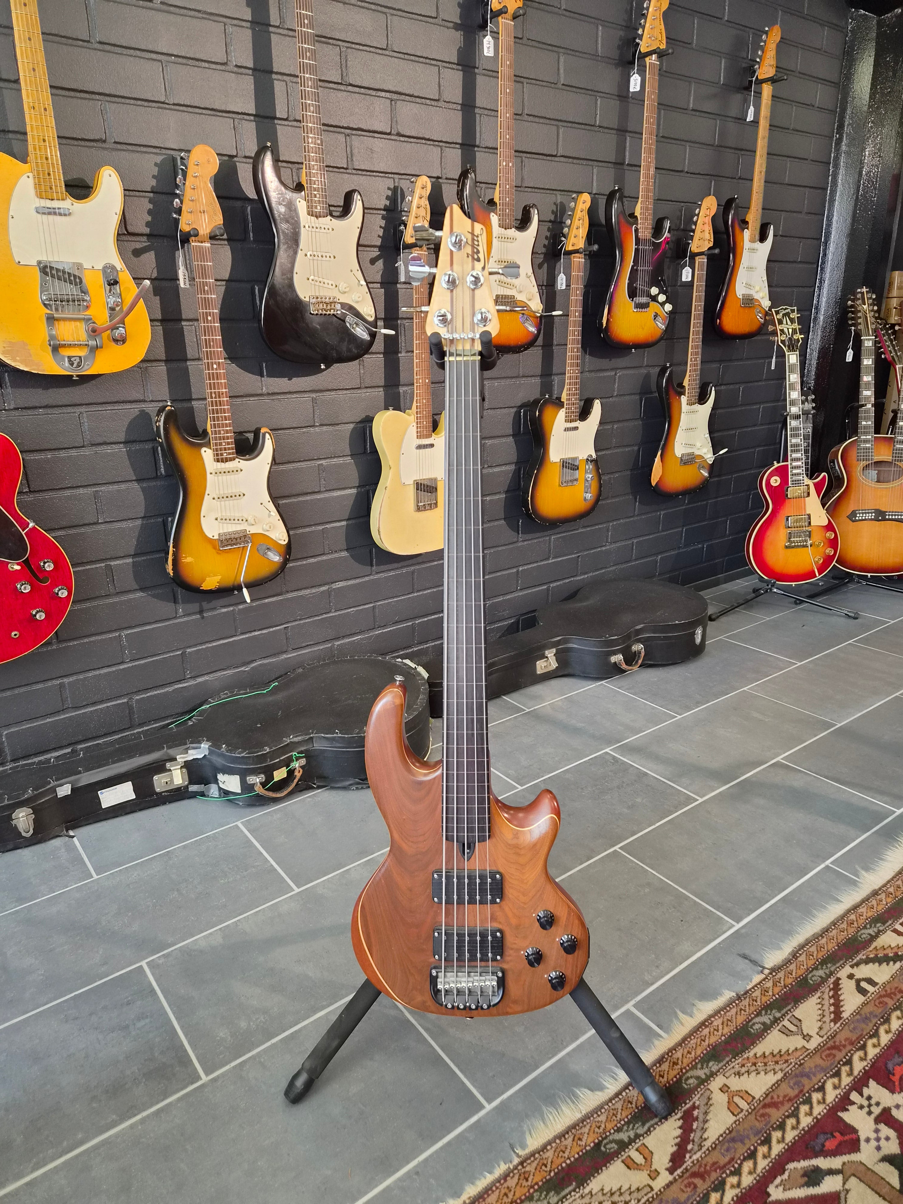 Wal MkII Fretless Bass 5-string 1989