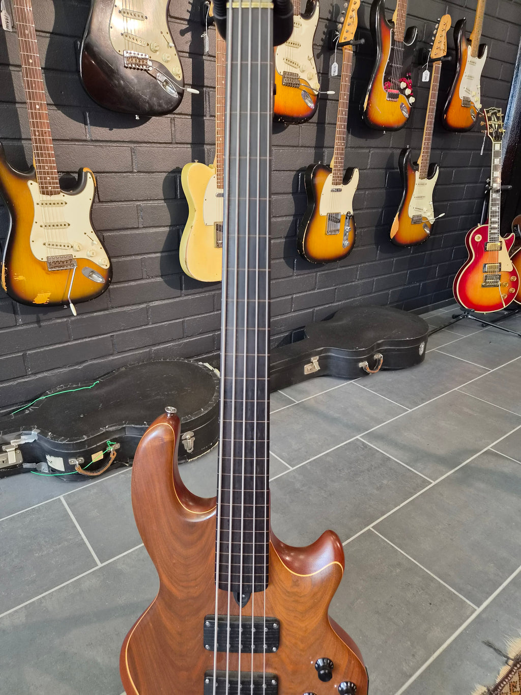 Wal MkII Fretless Bass 5-string 1989