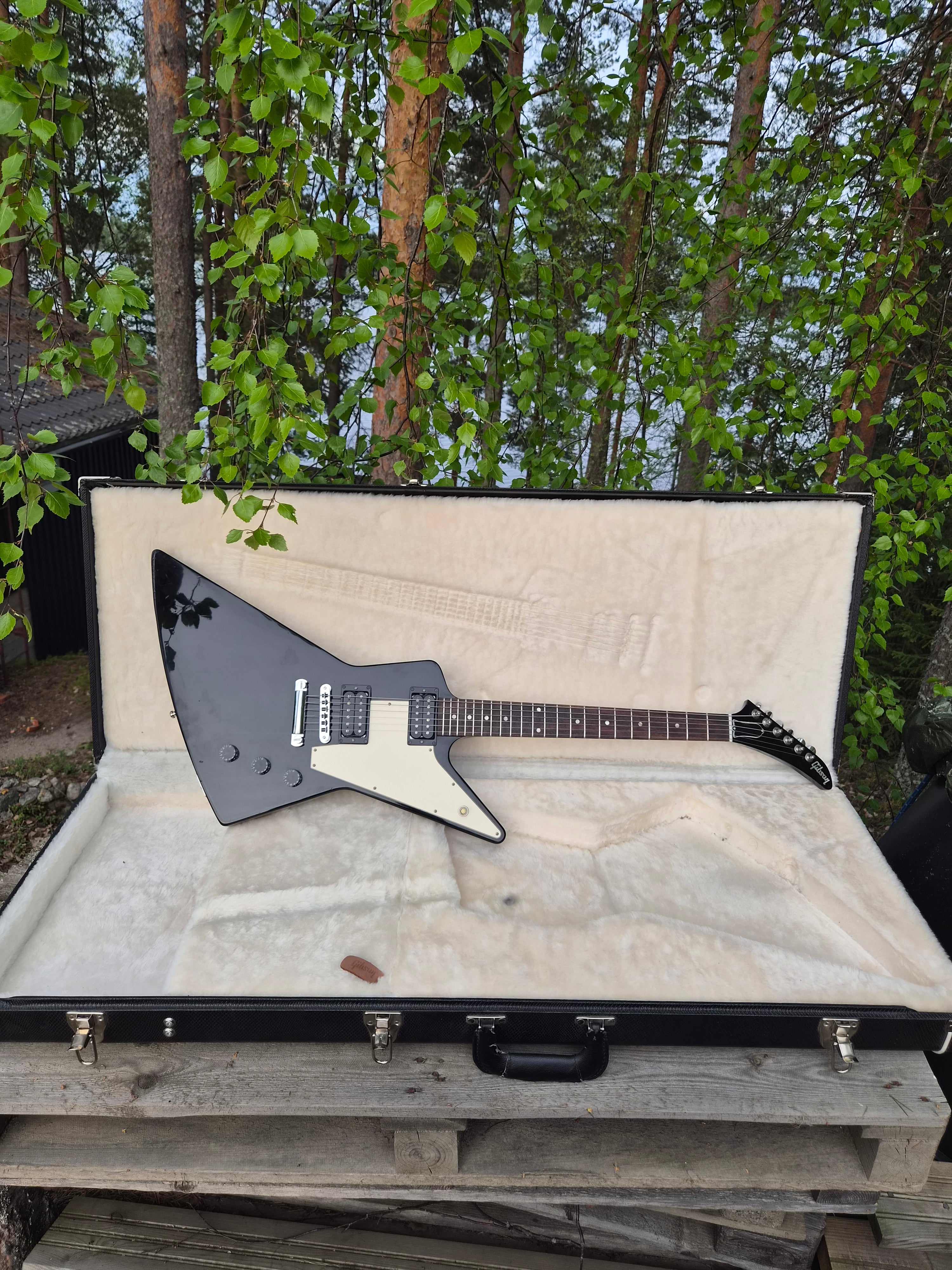 Gibson Explorer 76 Reissue 2008 Ebony – Tonefest Guitar Gallery