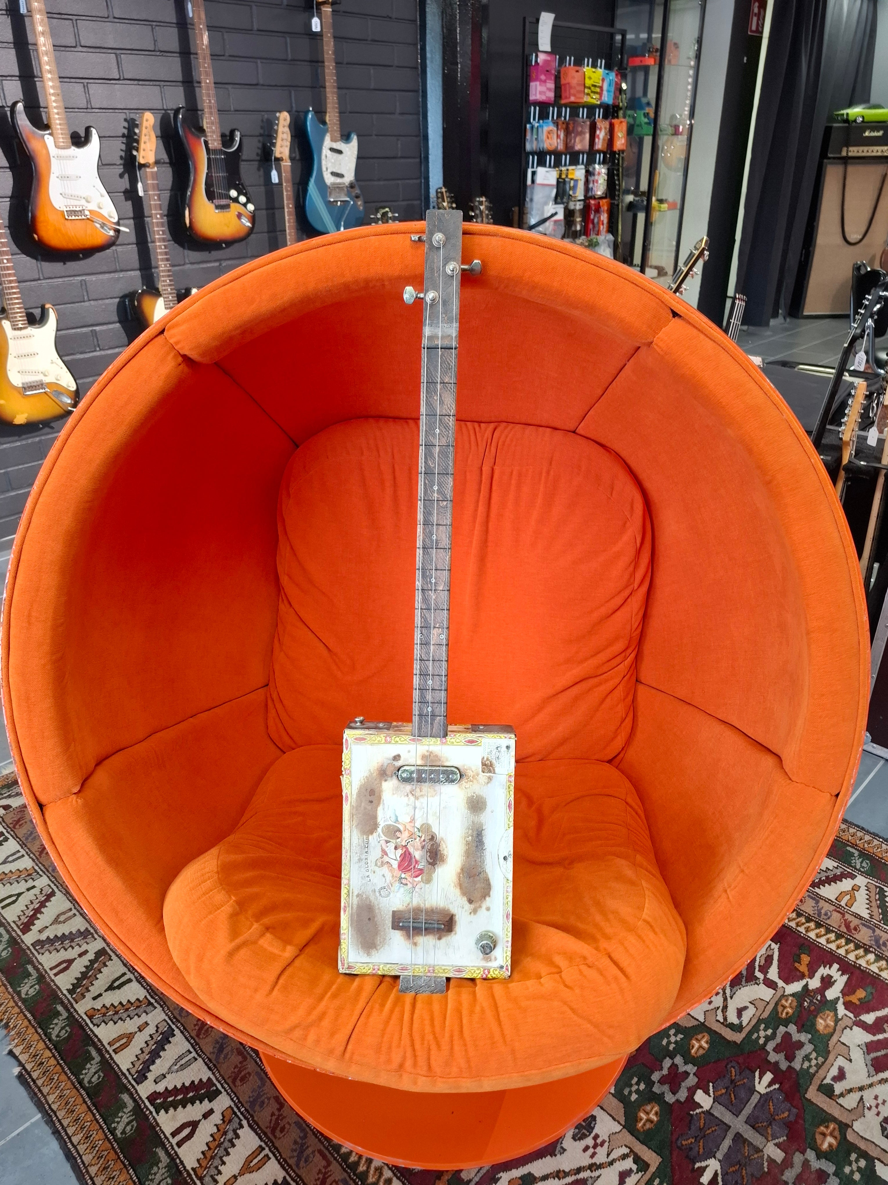 Hobo 63 Cigar Box Fretless 3-strings