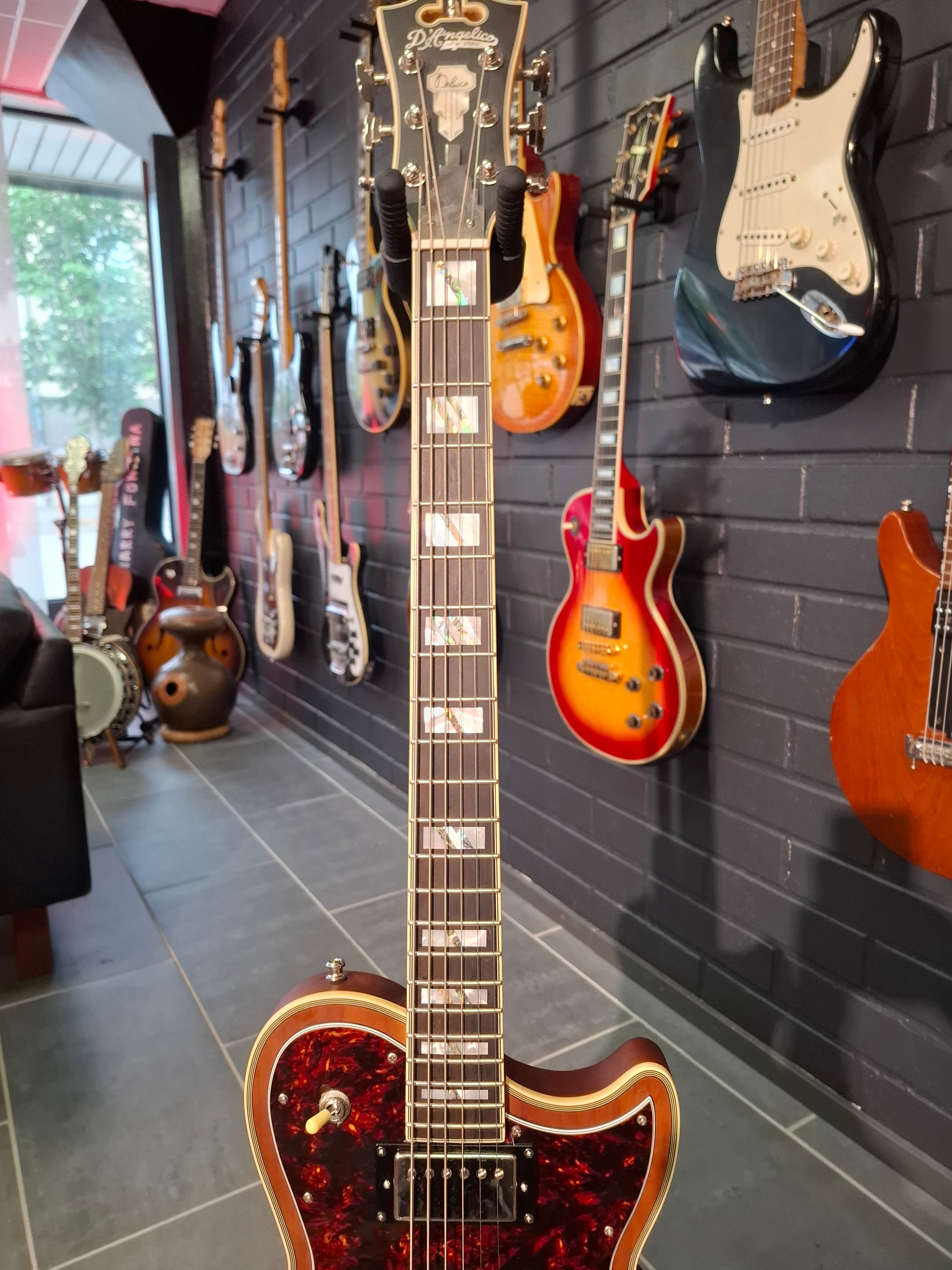 D´Angelico DLX Atlantic Baritone Walnut