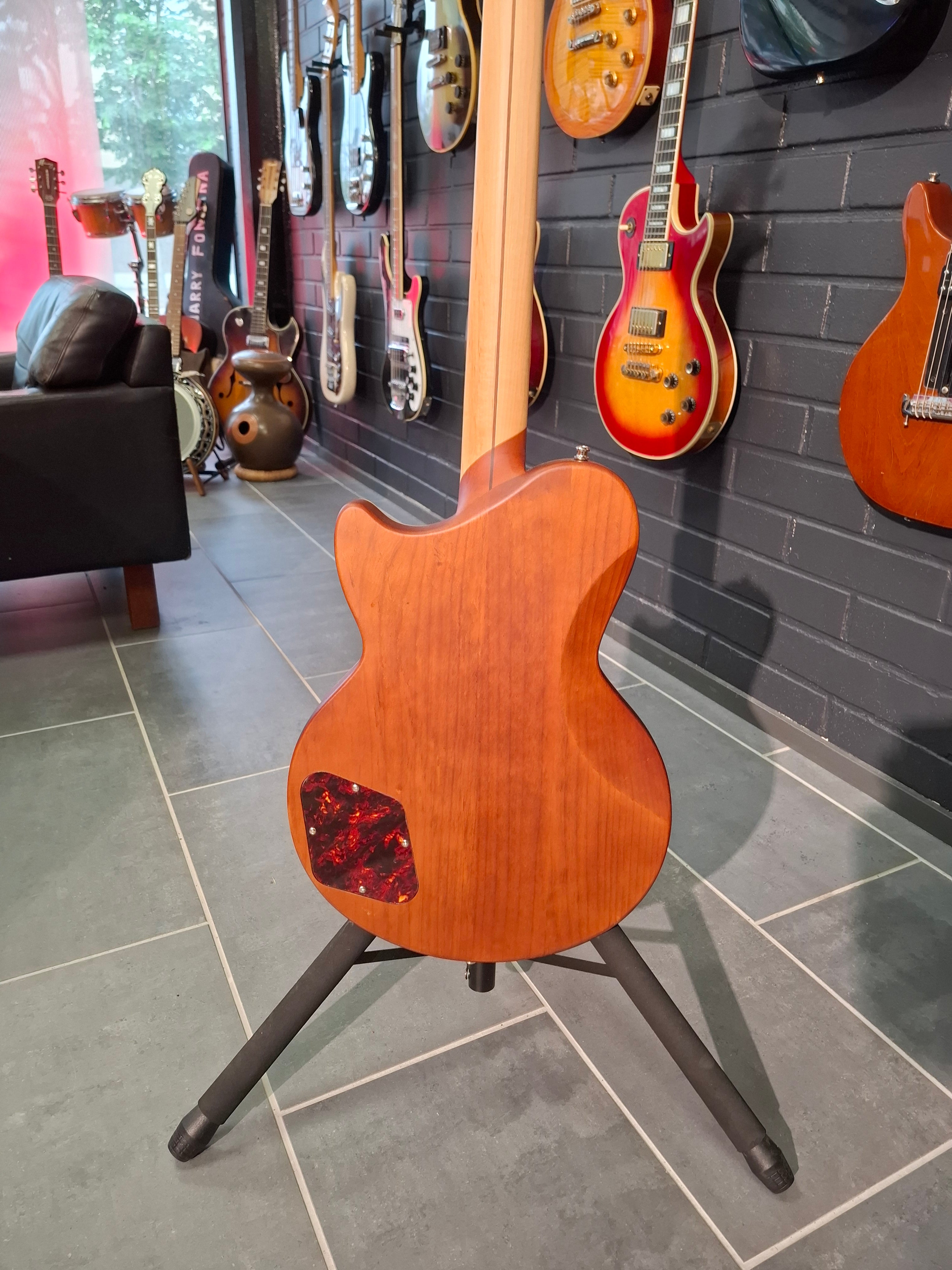 D´Angelico DLX Atlantic Baritone Walnut