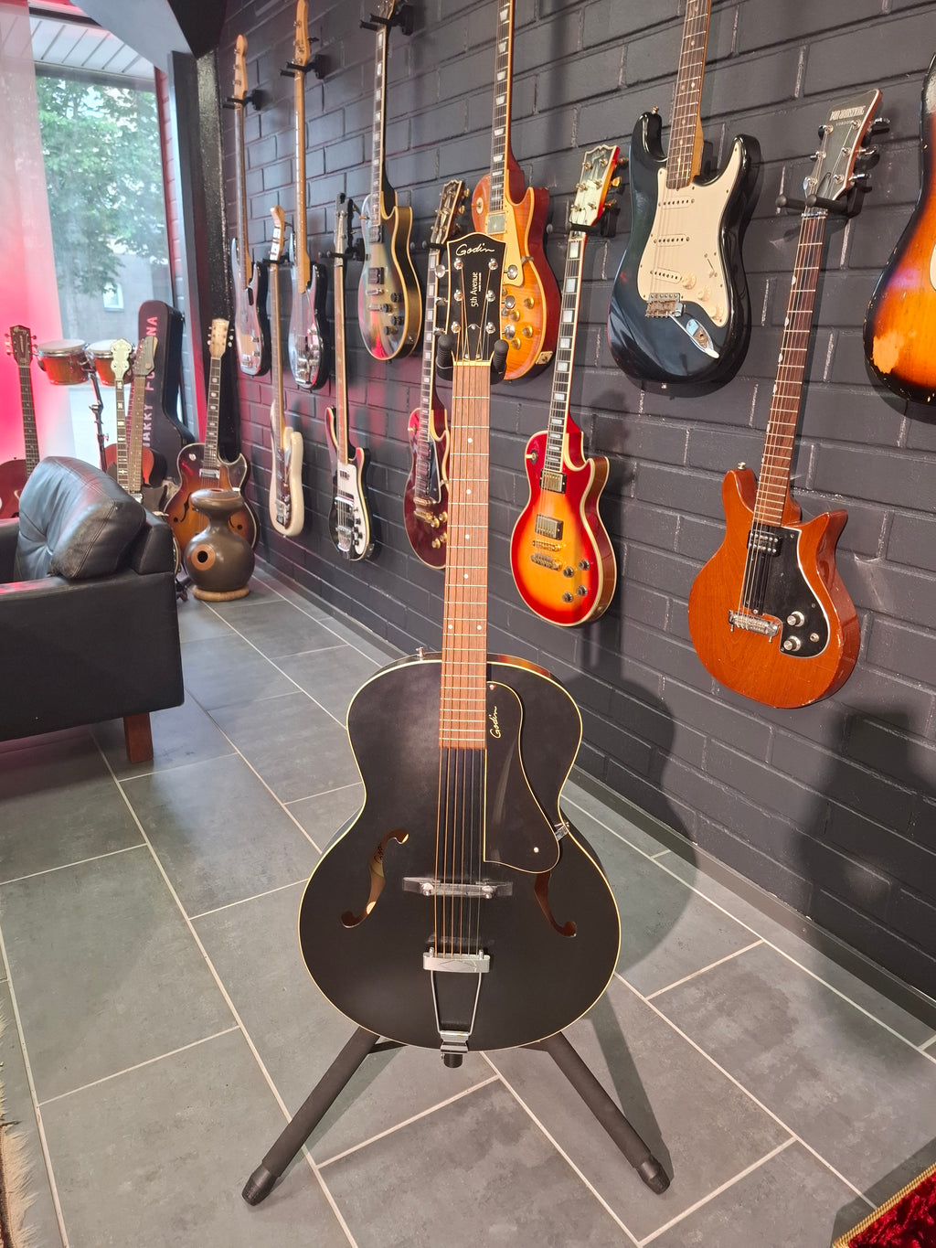 Godin 5th Avenue Black SG