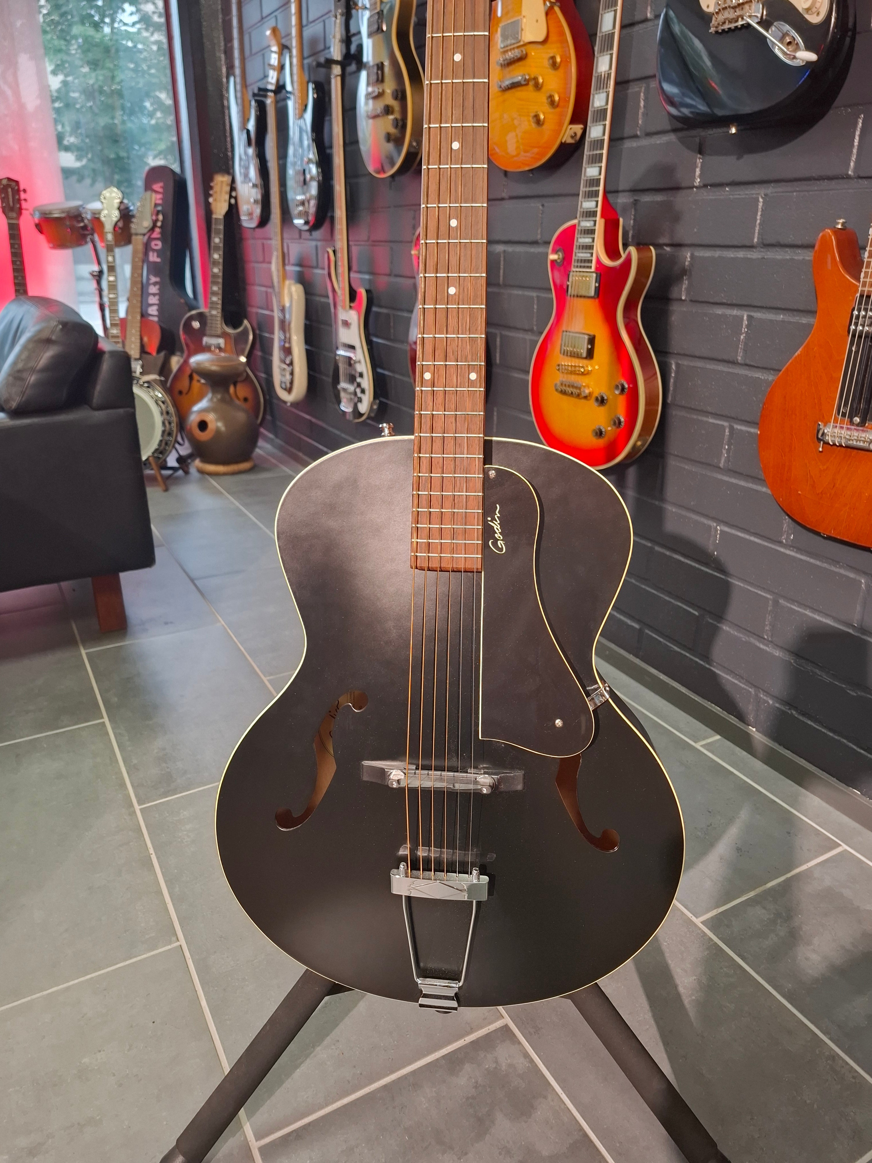 Godin 5th Avenue Black SG