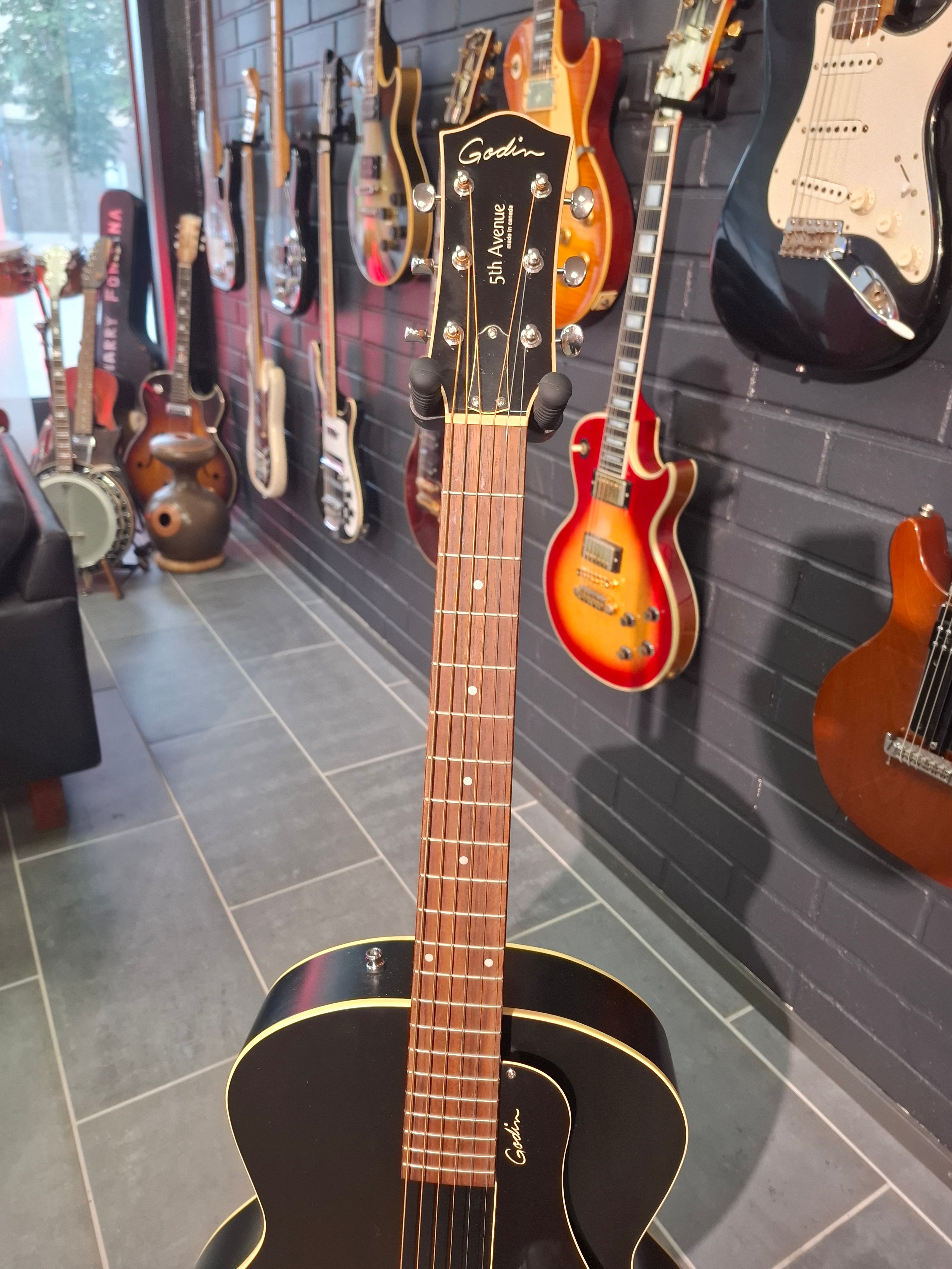 Godin 5th Avenue Black SG