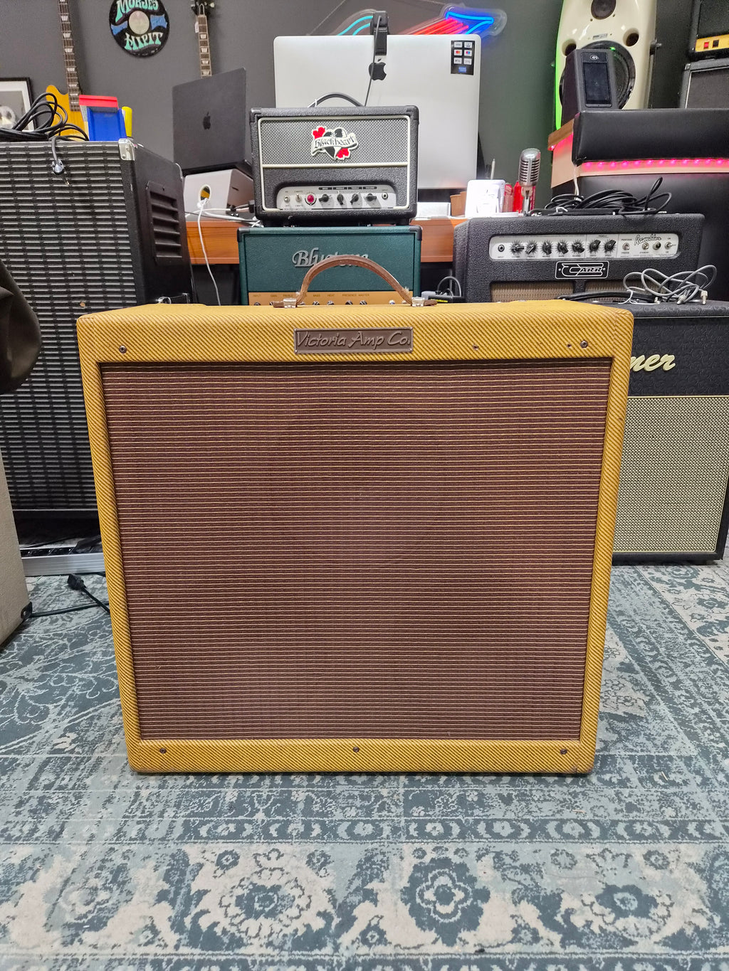 Victoria Amp Co Model 35310