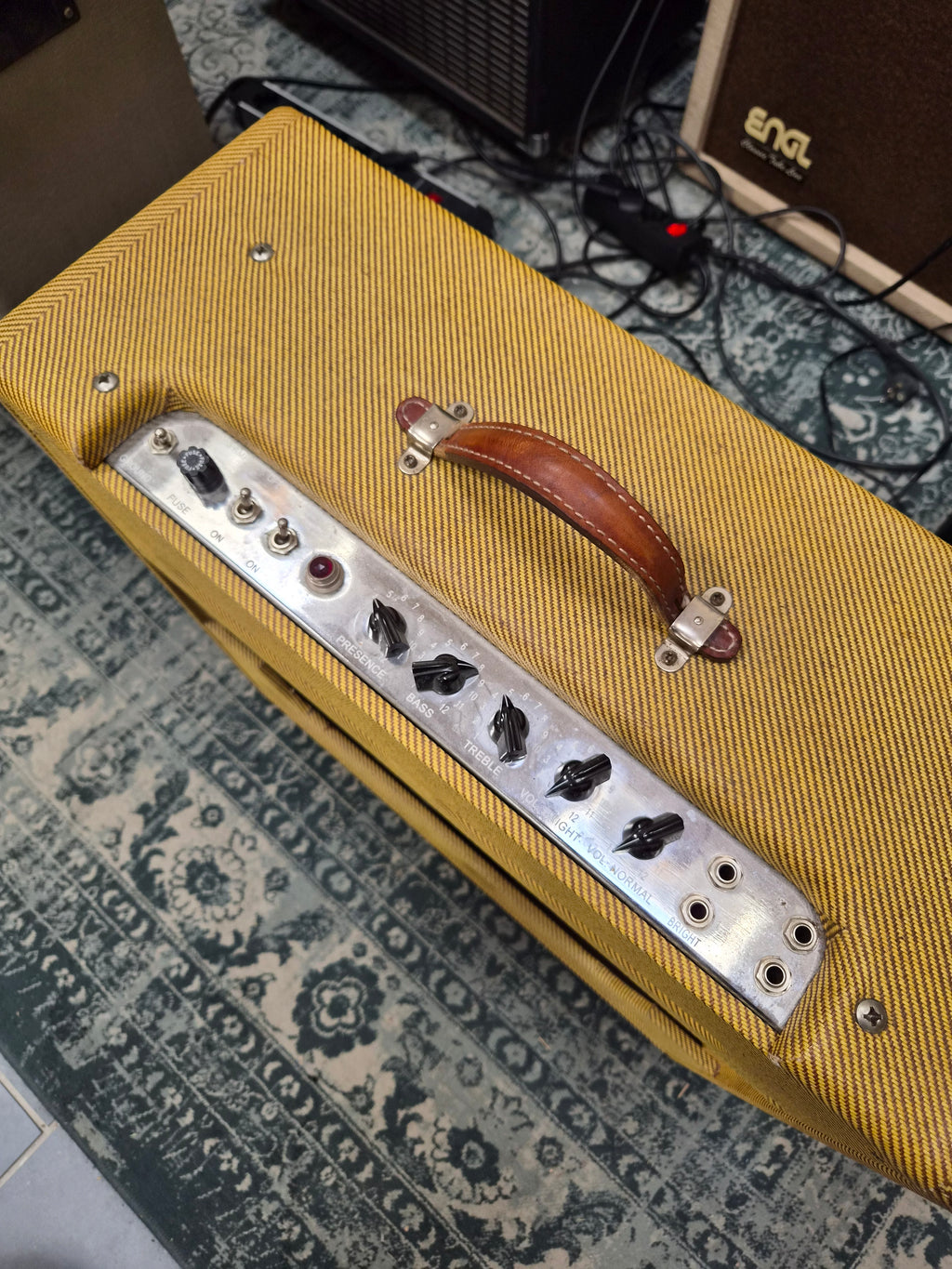 Victoria Amp Co Model 35310