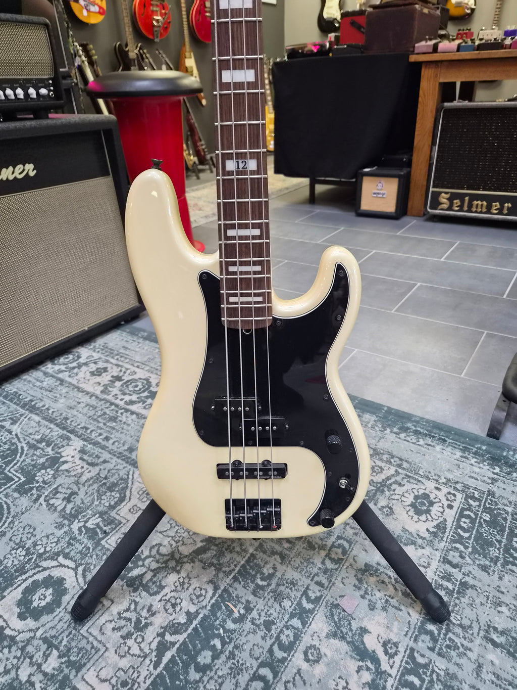 Fender Duff McKagan DLX P Bass