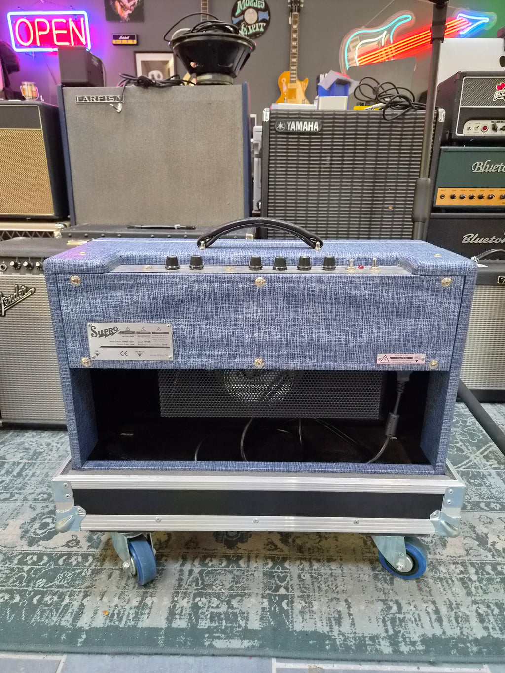 Supro Dual Tone 1624T w/ Flight Case
