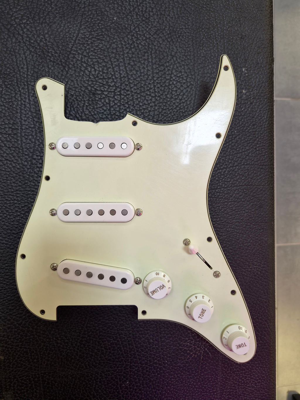 Strat Loaded Pickguard SSS by Ari Lappalainen