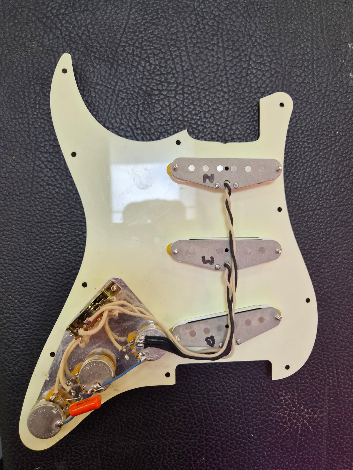 Strat Loaded Pickguard SSS by Ari Lappalainen