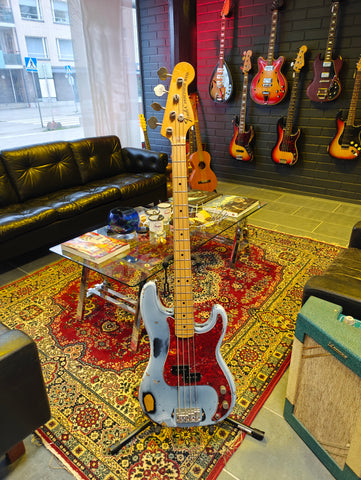 Fender Precision Bass 1975 Daphne Blue over Black