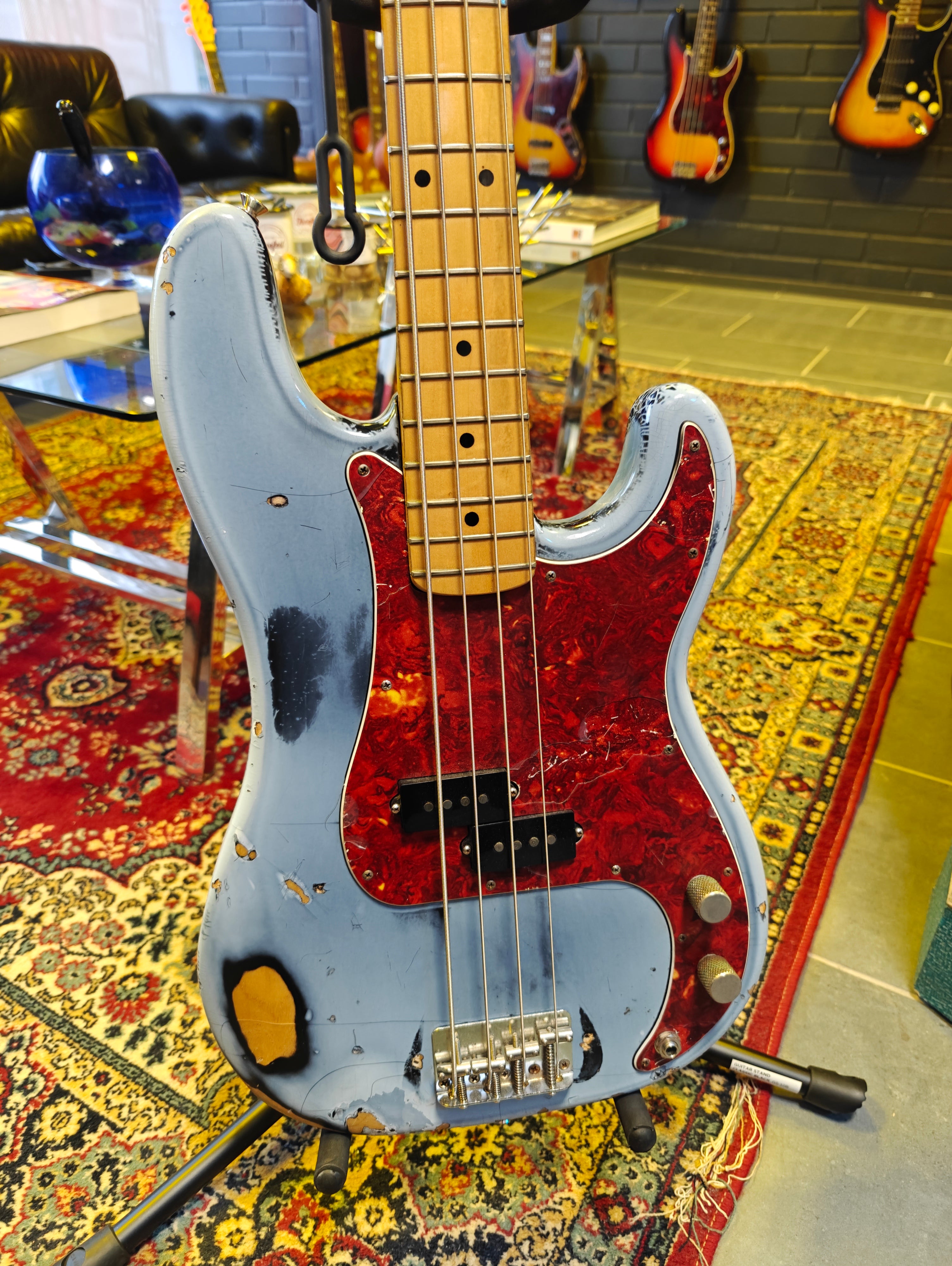 Fender Precision Bass 1975 Daphne Blue over Black