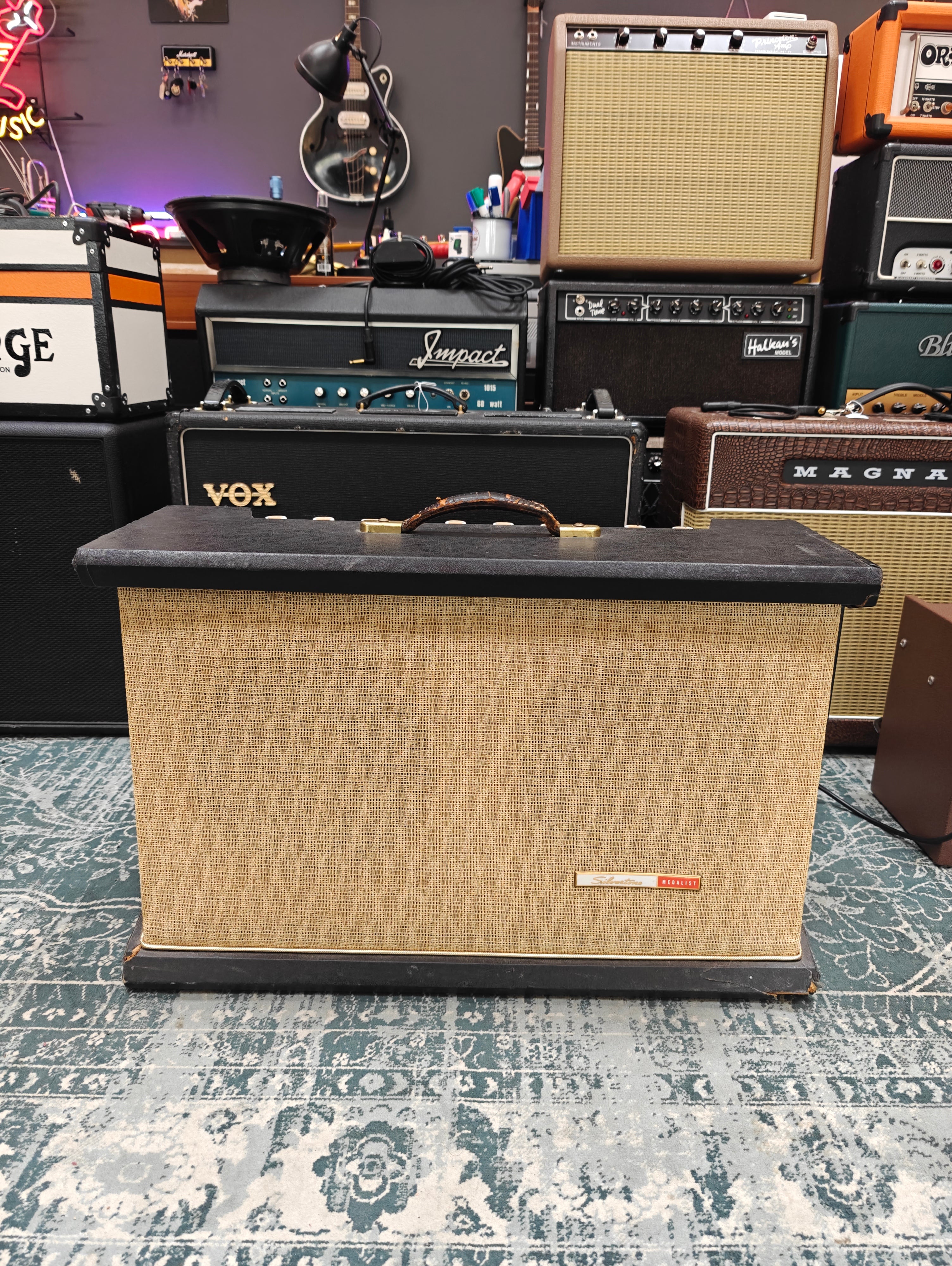 Silvertone Medalist Model 1434 Twin Twelve 50-Watt 2x12 Guitar Combo