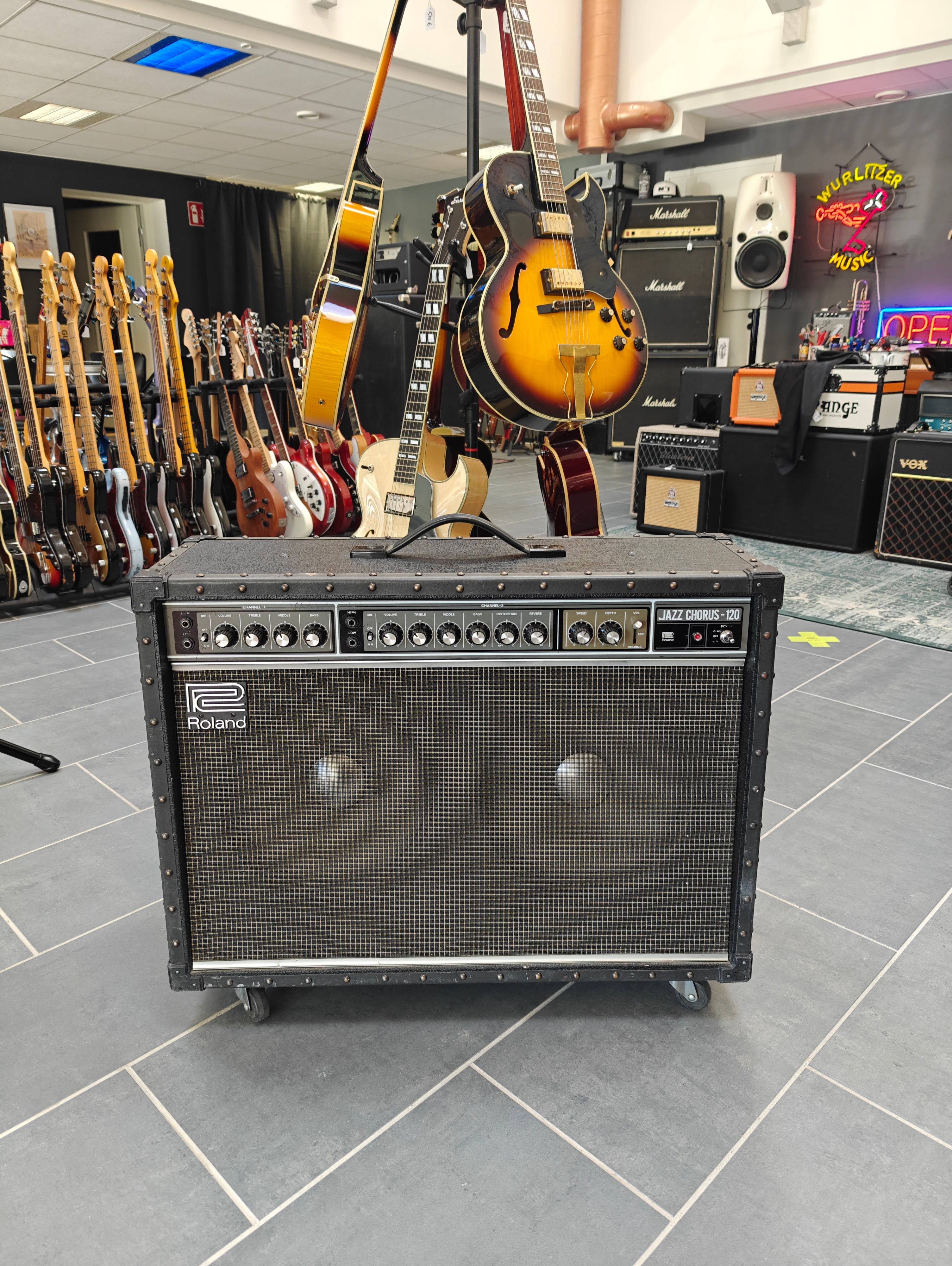 Roland JC-120 Jazz Chorus 2-Channel 120-Watt 2x12" 1983