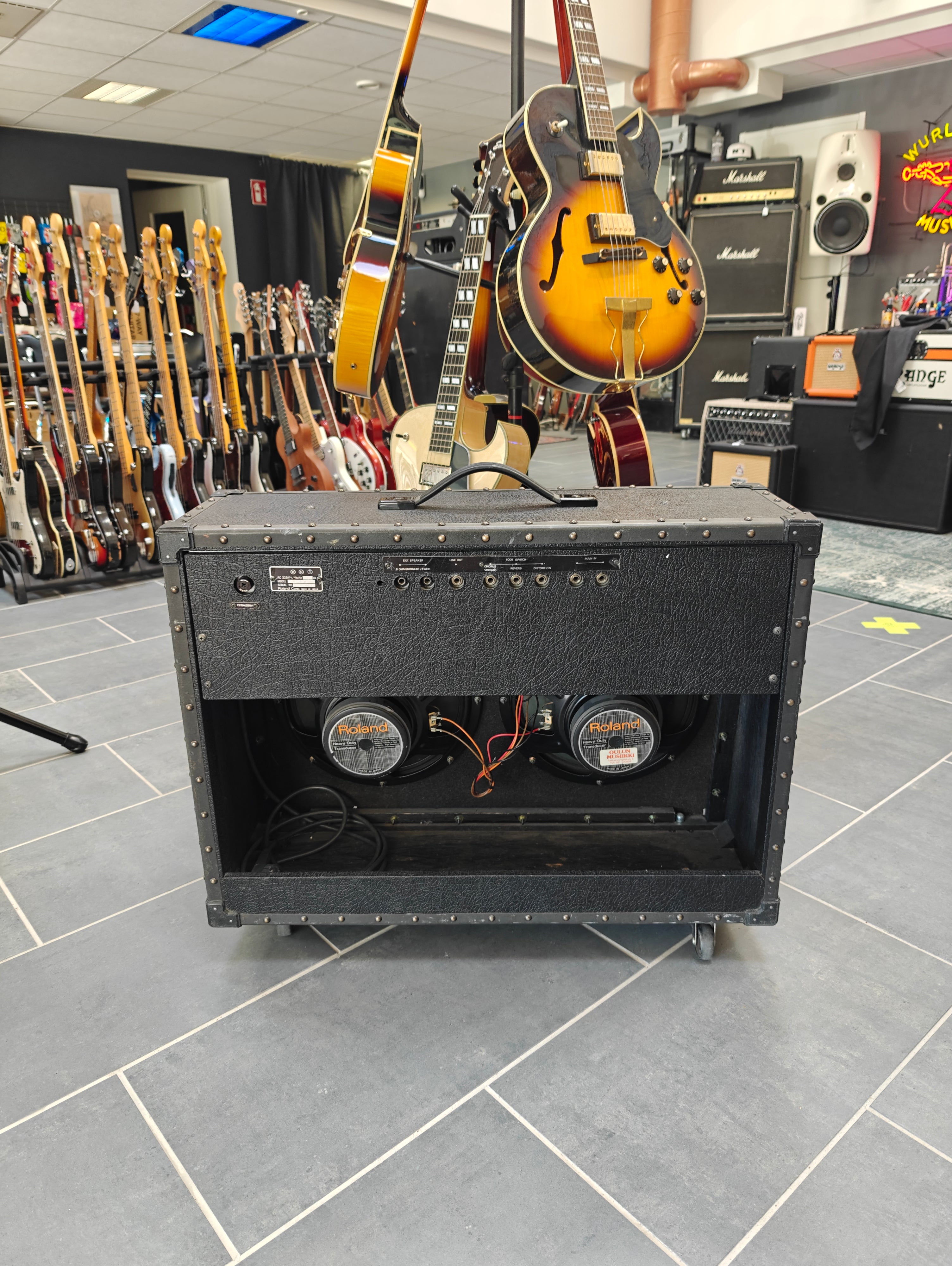 Roland JC-120 Jazz Chorus 2-Channel 120-Watt 2x12" 1983