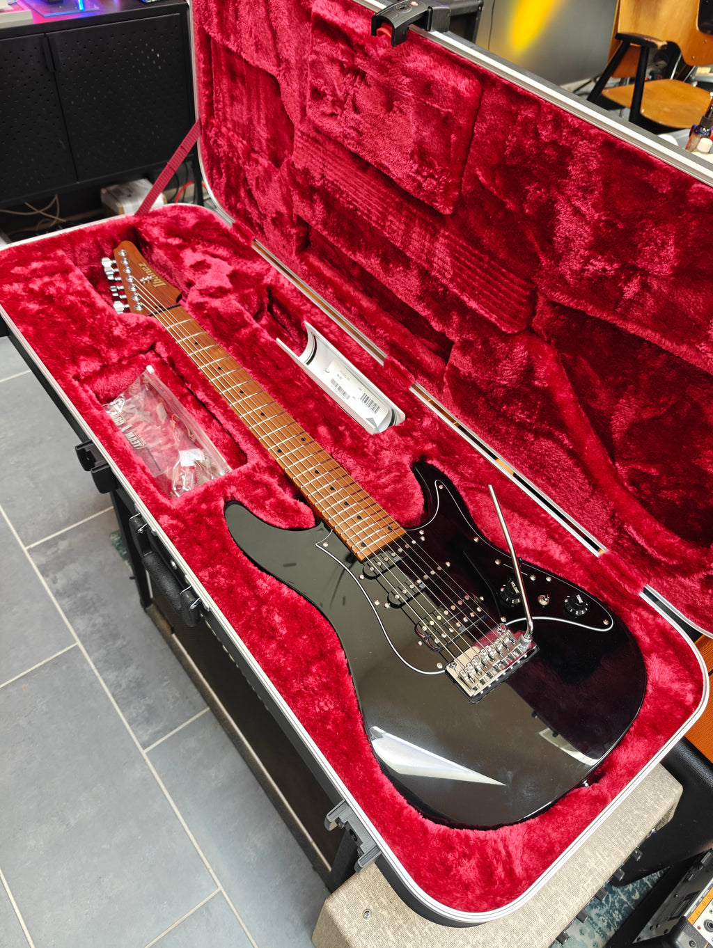 Ibanez AZ24047BK Prestige
