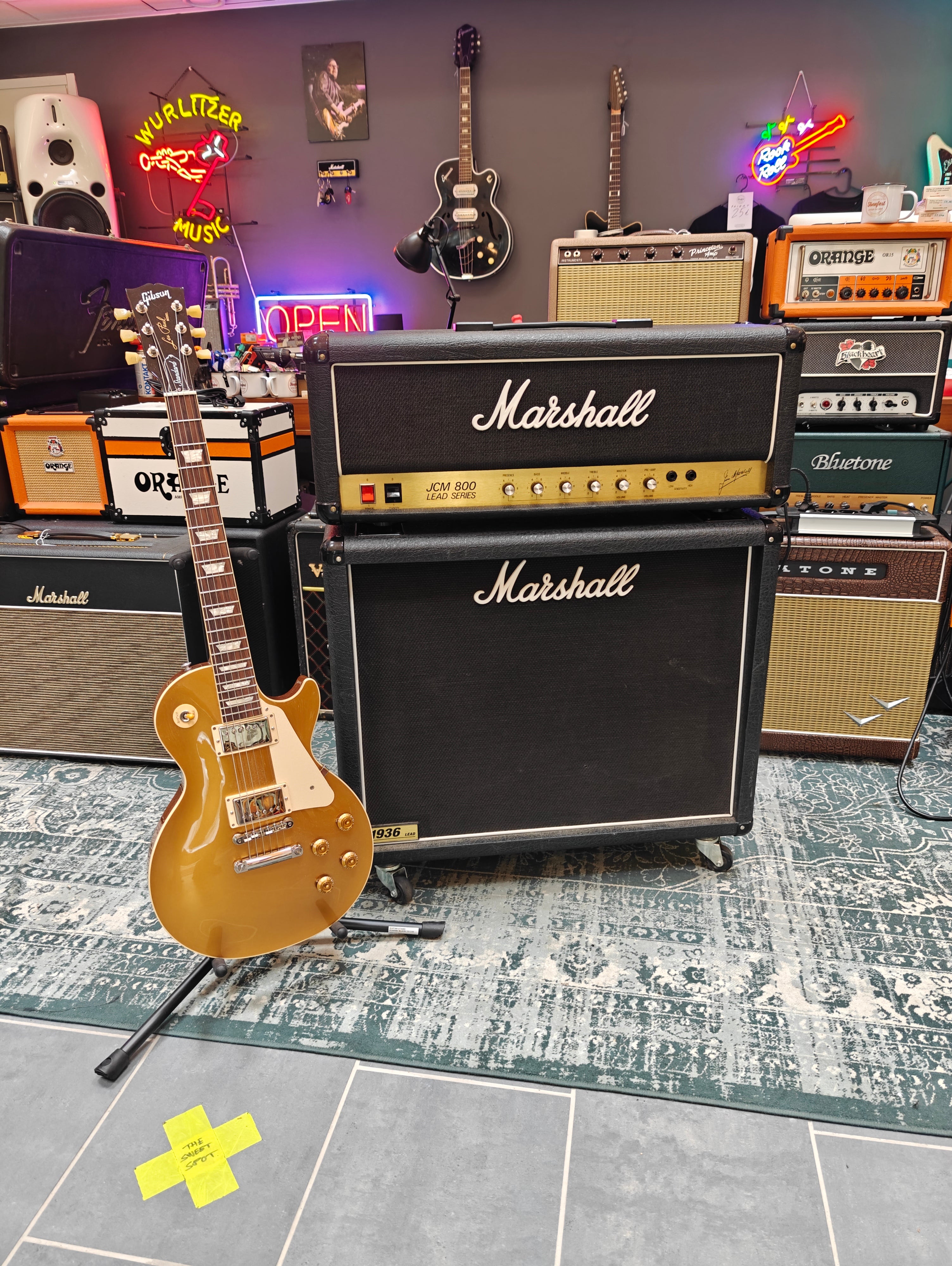 Havana Black Bundle: Gibson Les Paul Standard Gold Top 2023 - Marshall JCM 800 2204 1988 and Marshall 1936 2x12" Cab