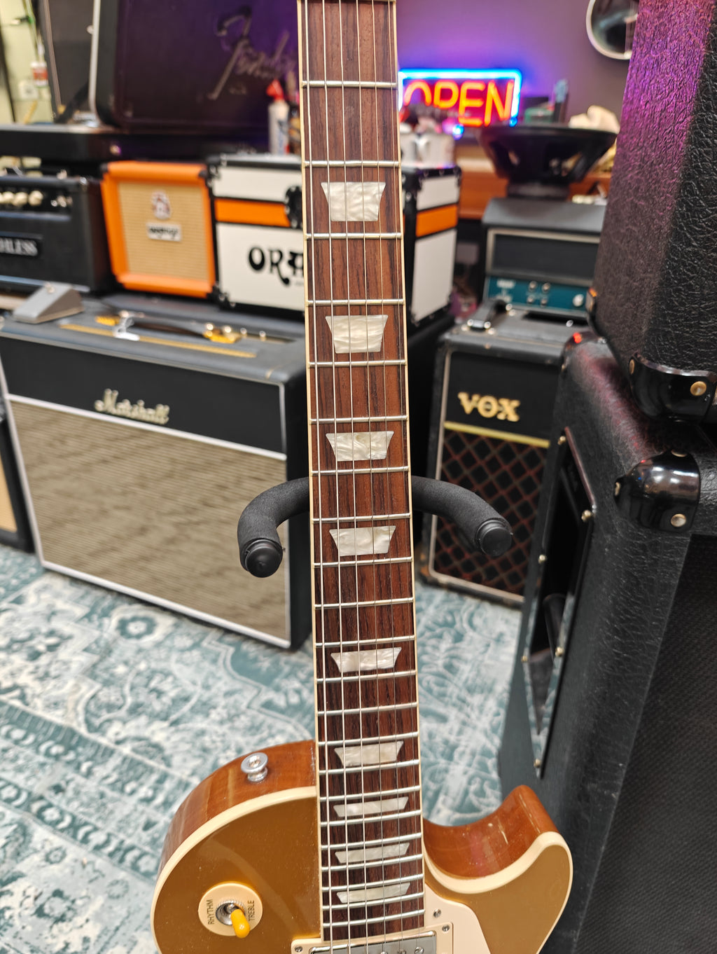 Havana Black Bundle: Gibson Les Paul Standard Gold Top 2023 - Marshall JCM 800 2204 1988 and Marshall 1936 2x12" Cab