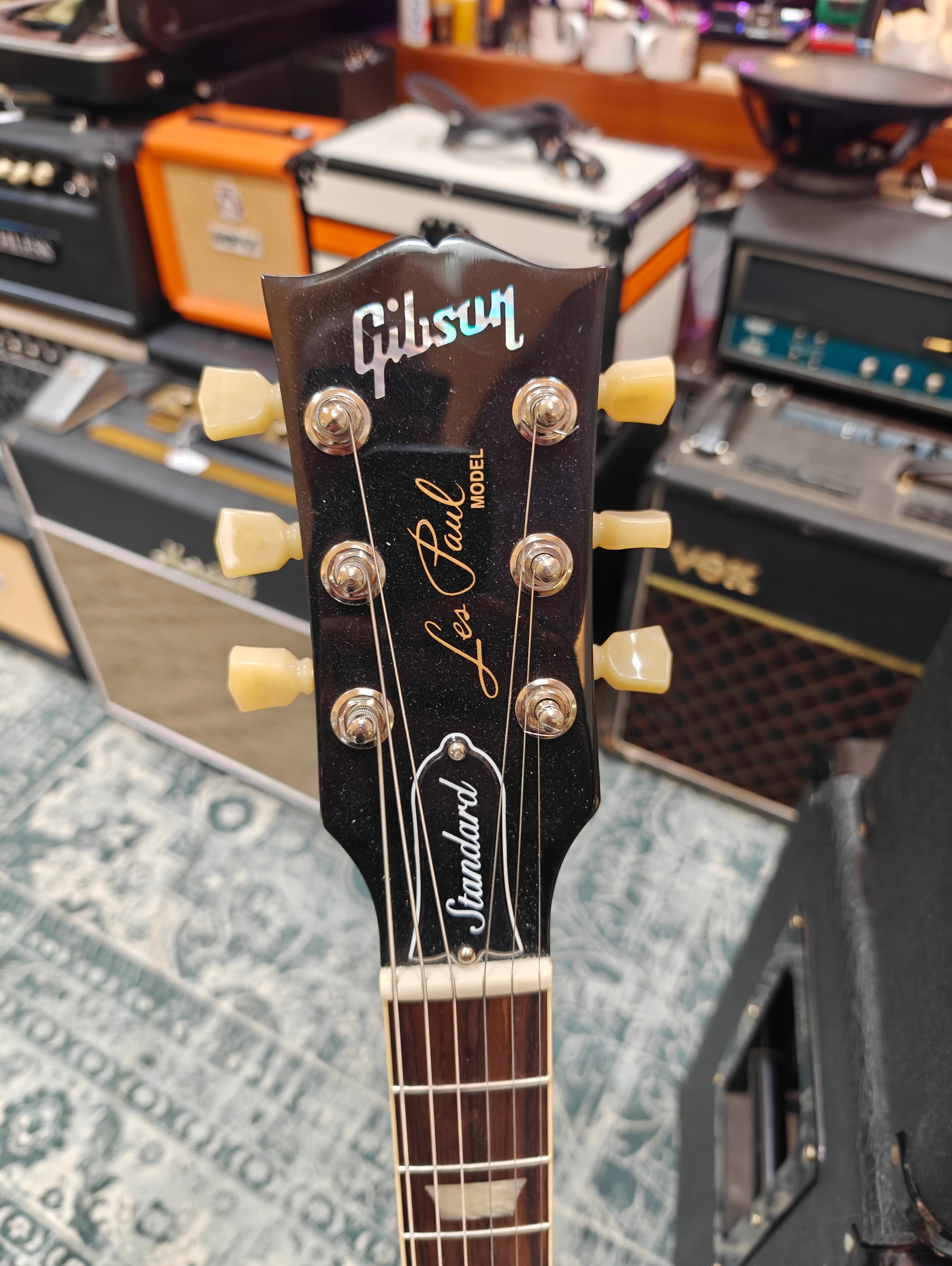 Havana Black Bundle: Gibson Les Paul Standard Gold Top 2023 - Marshall JCM 800 2204 1988 and Marshall 1936 2x12" Cab