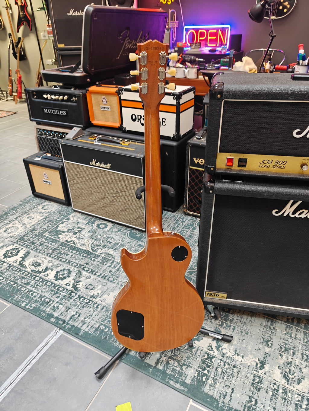 Havana Black Bundle: Gibson Les Paul Standard Gold Top 2023 - Marshall JCM 800 2204 1988 and Marshall 1936 2x12" Cab