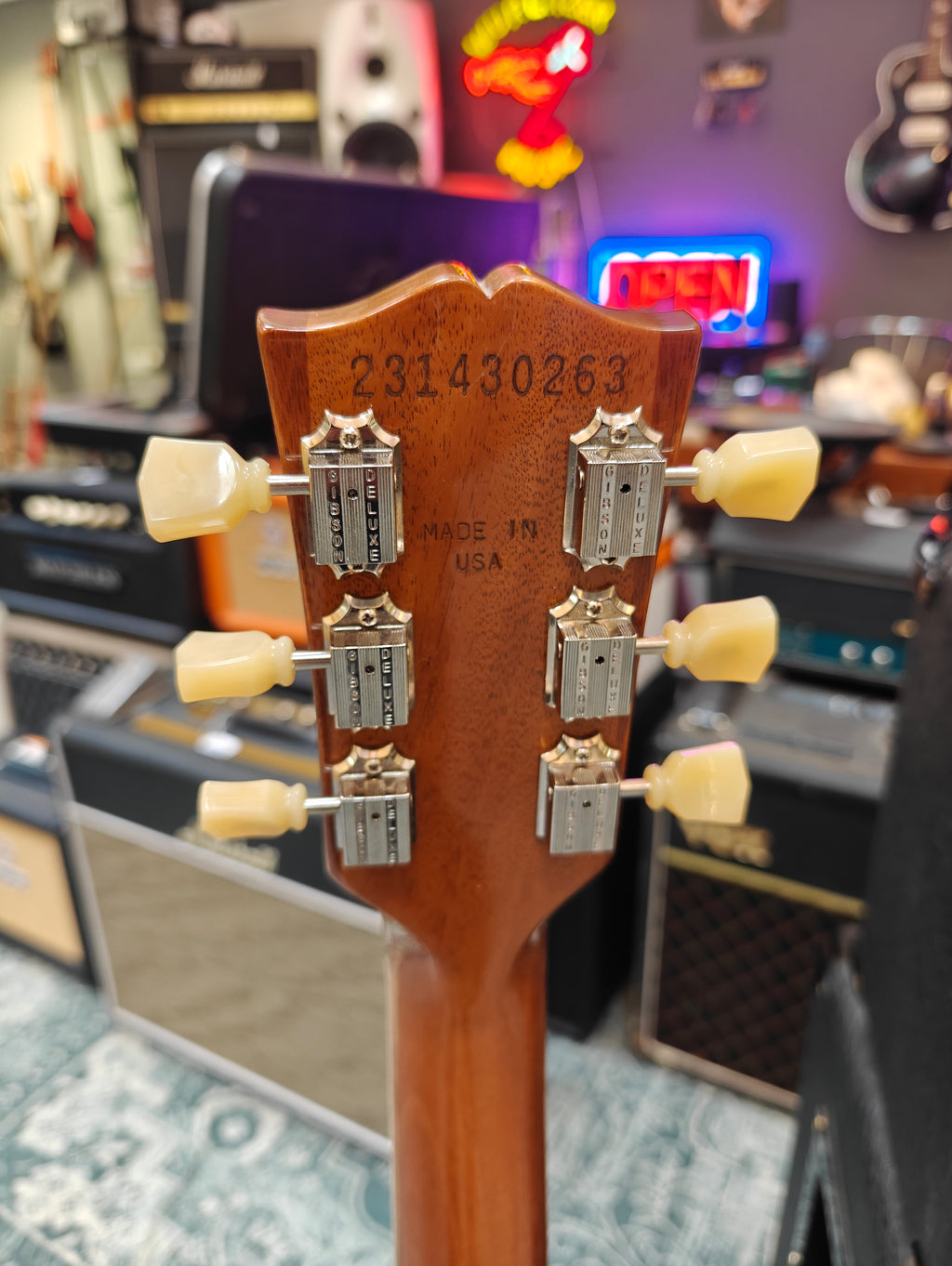Havana Black Bundle: Gibson Les Paul Standard Gold Top 2023 - Marshall JCM 800 2204 1988 and Marshall 1936 2x12" Cab