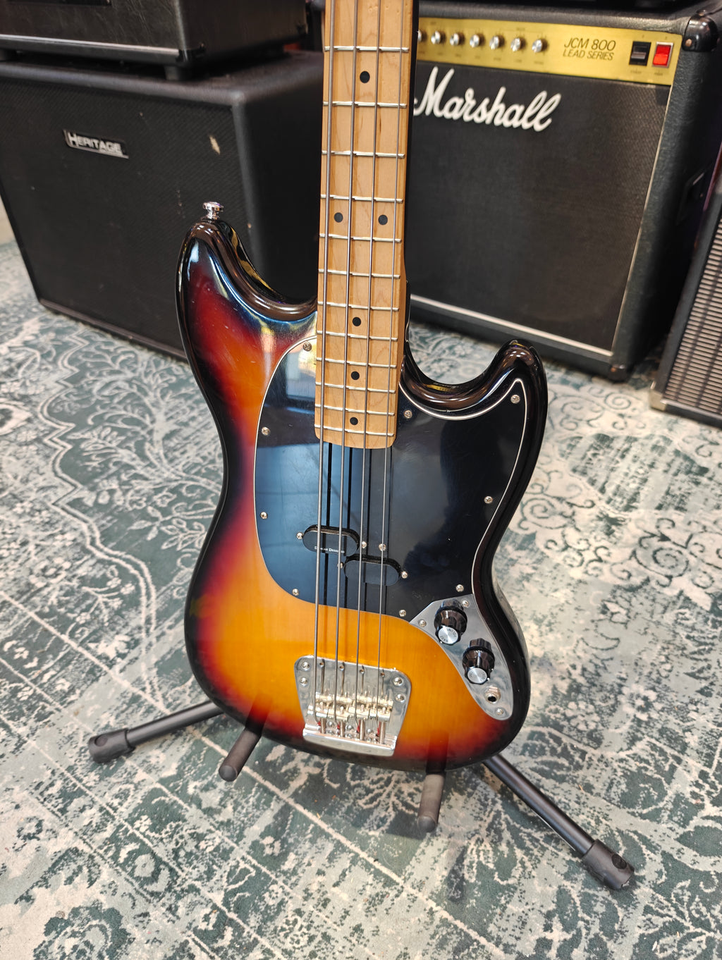 Squier Vintage Modified Mustang Bass 2011 w/Fender Hard Shell Case