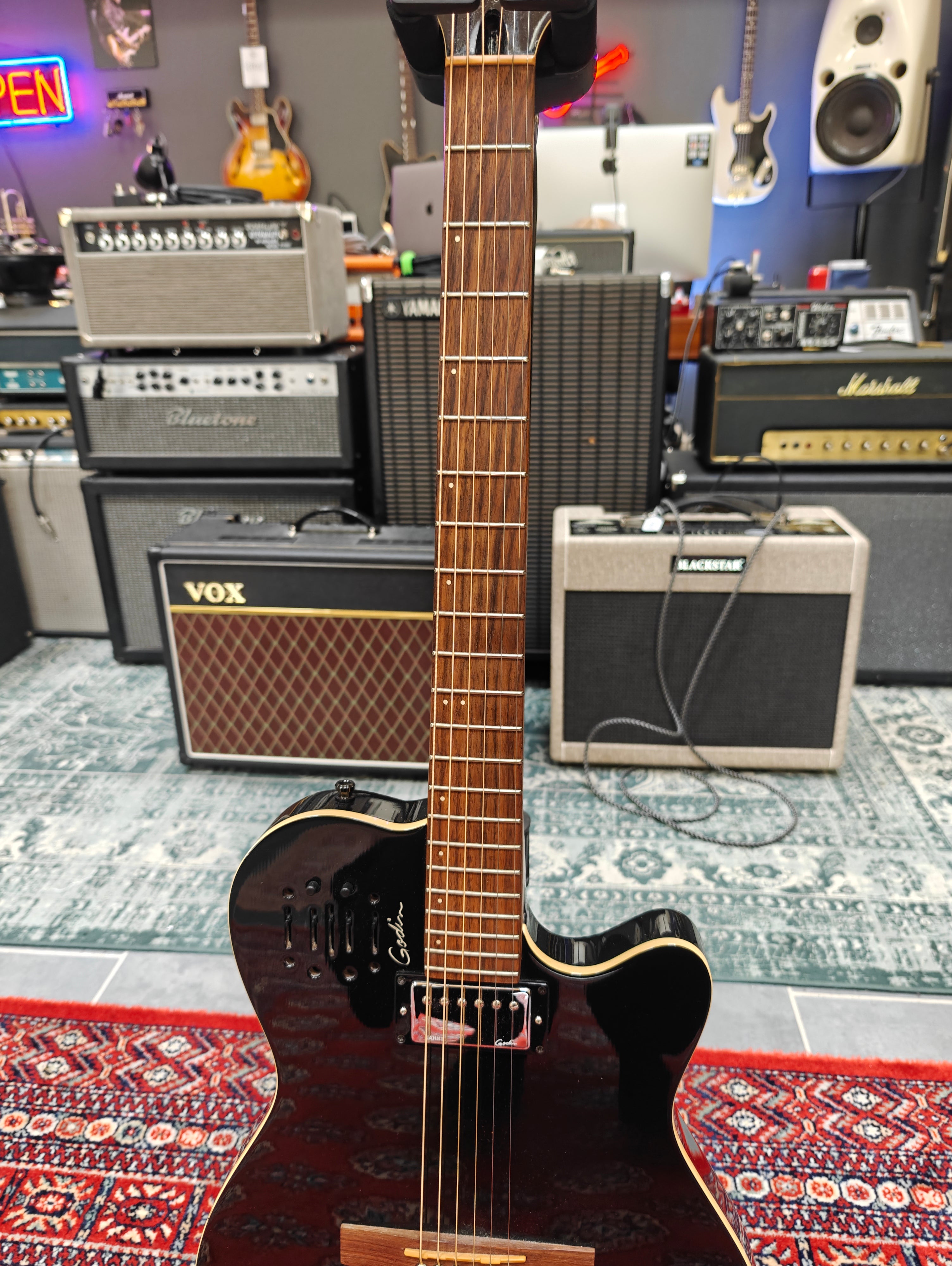 Godin A6 Ultra