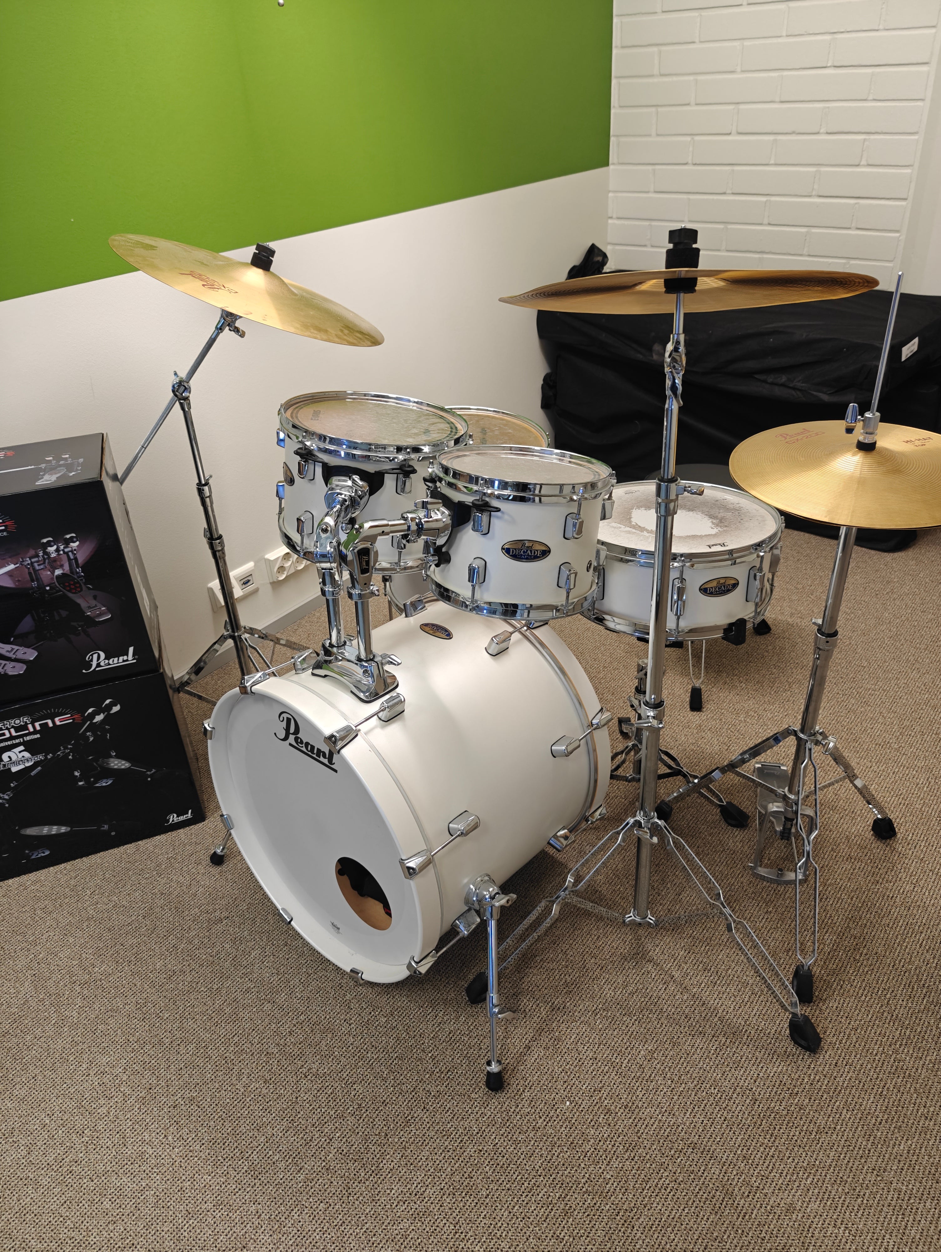 Pearl DMP905/C229 White Satin Pearl Decade Maple 20" Drumset