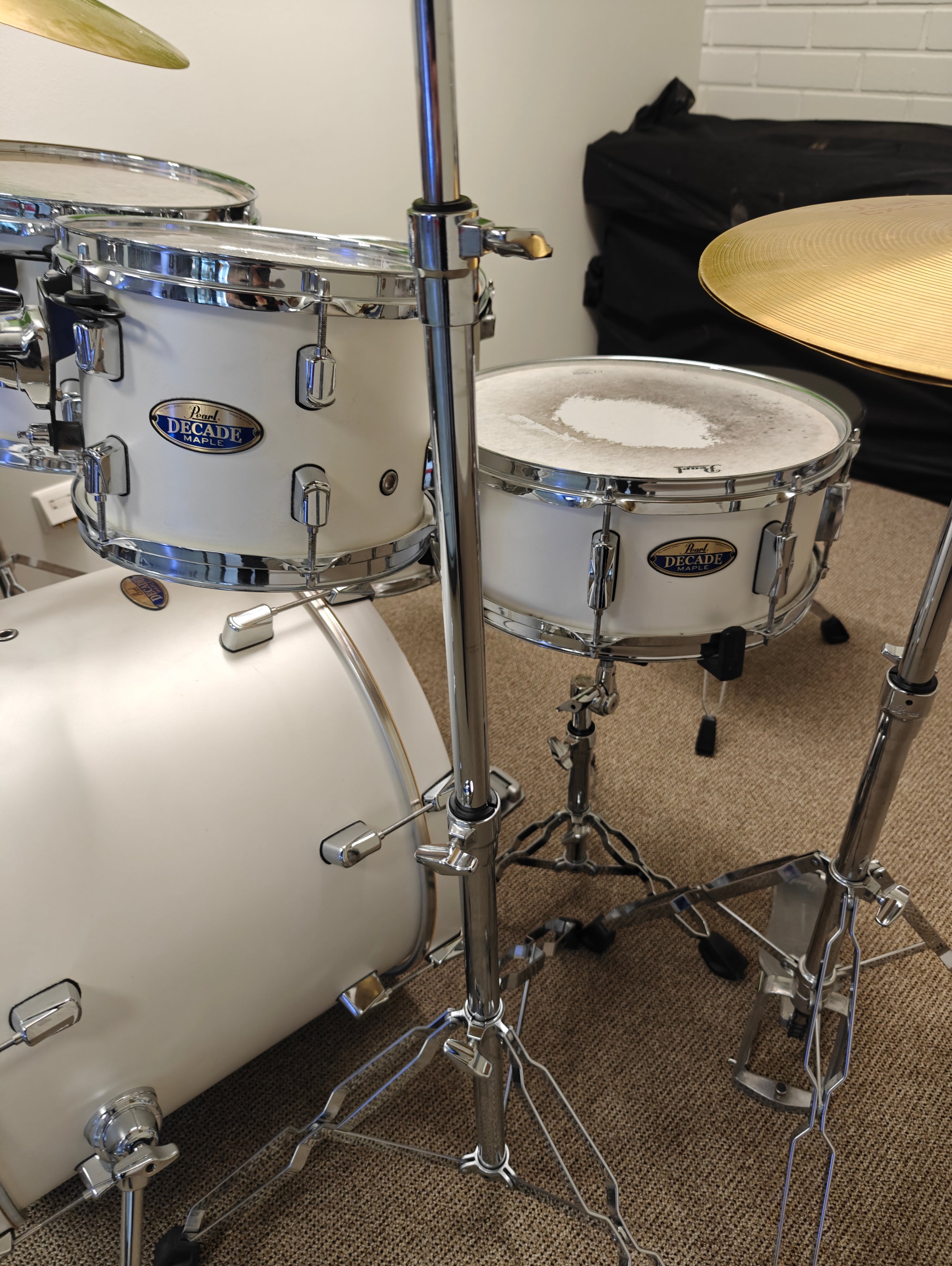 Pearl DMP905/C229 White Satin Pearl Decade Maple 20" Drumset