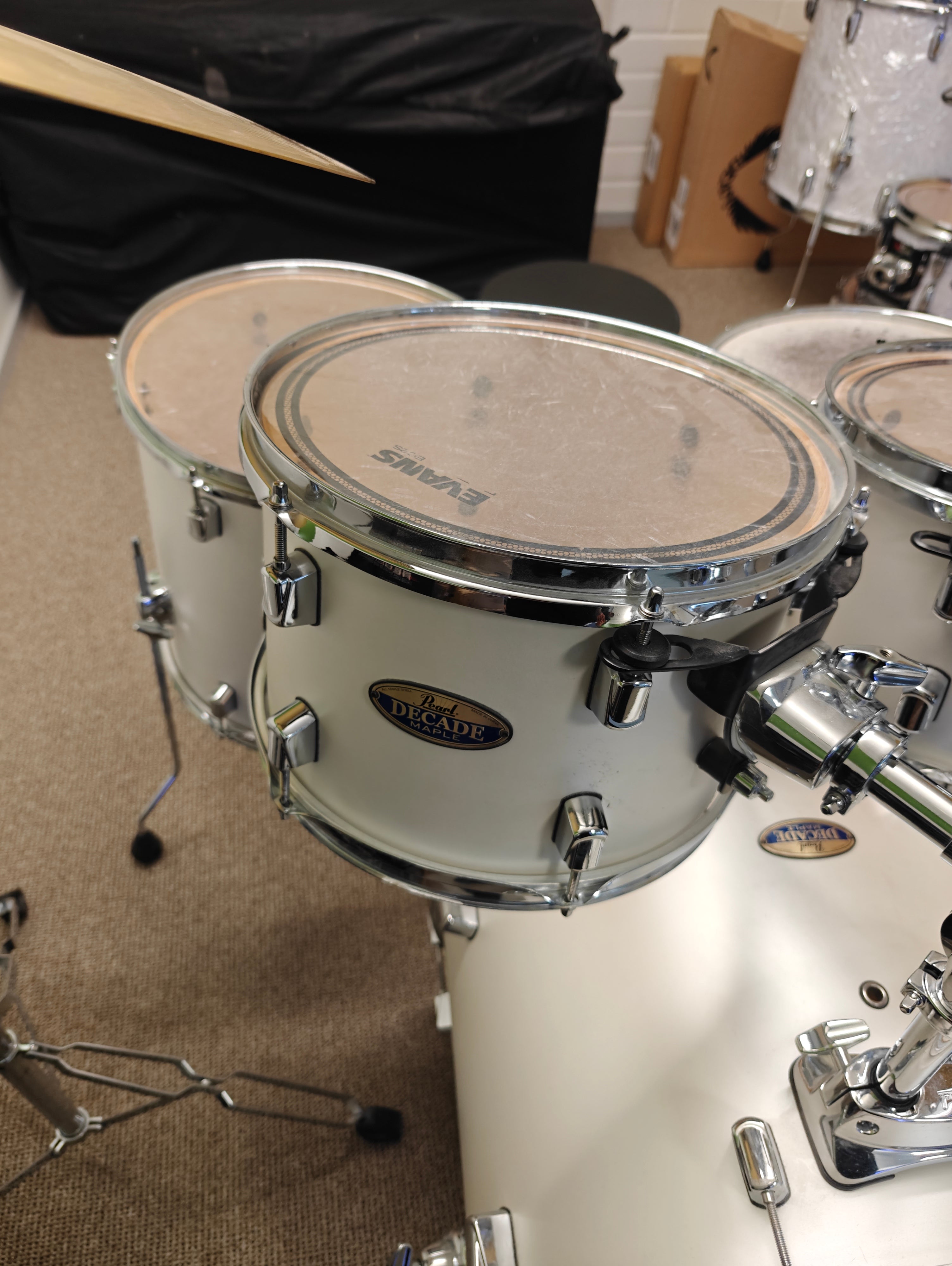 Pearl DMP905/C229 White Satin Pearl Decade Maple 20" Drumset