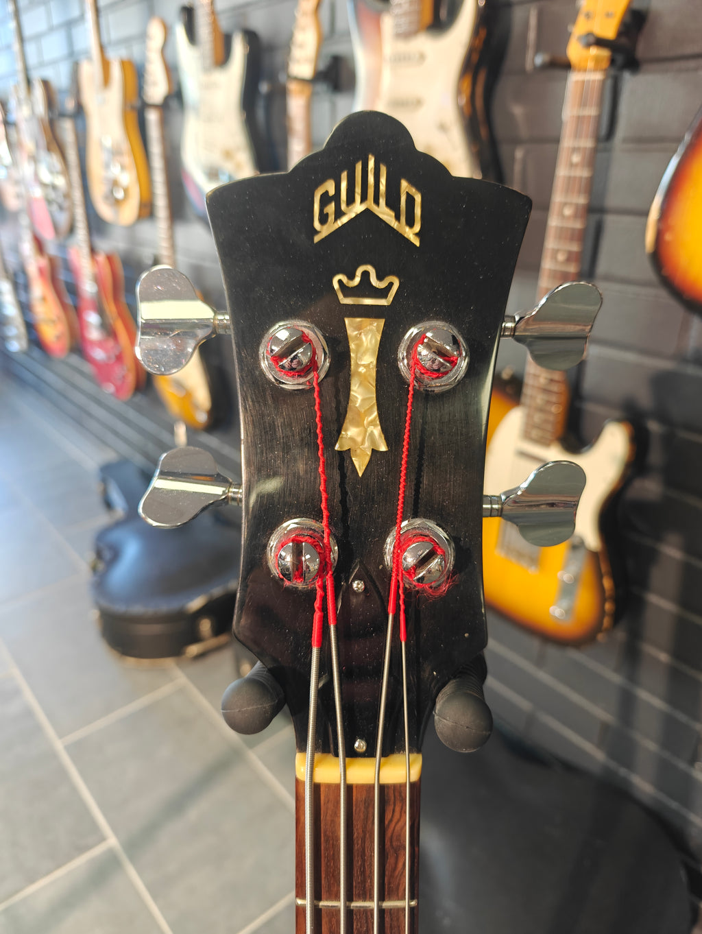 Guild B-302 1977