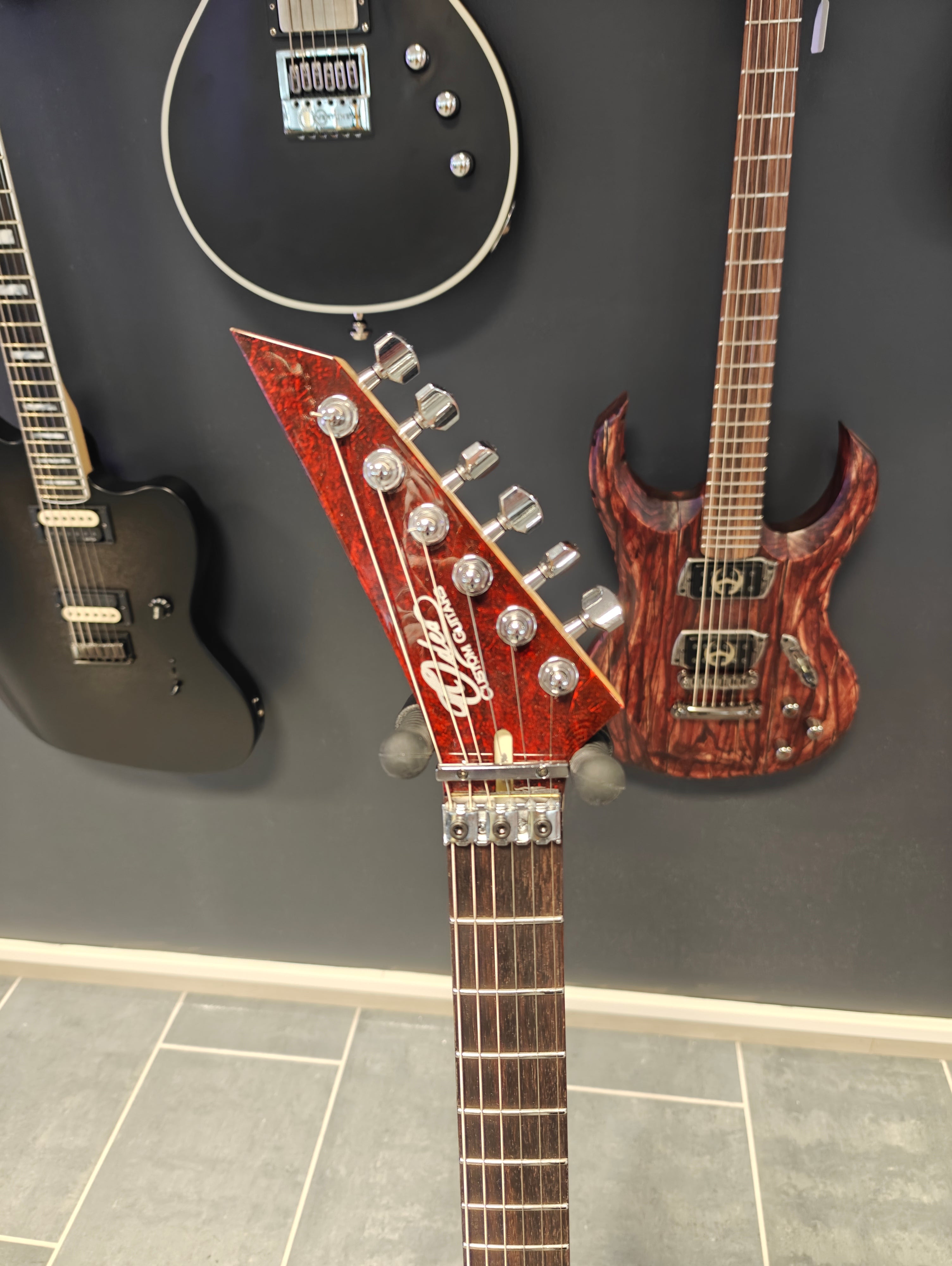 Odes Custom Guitars Red V