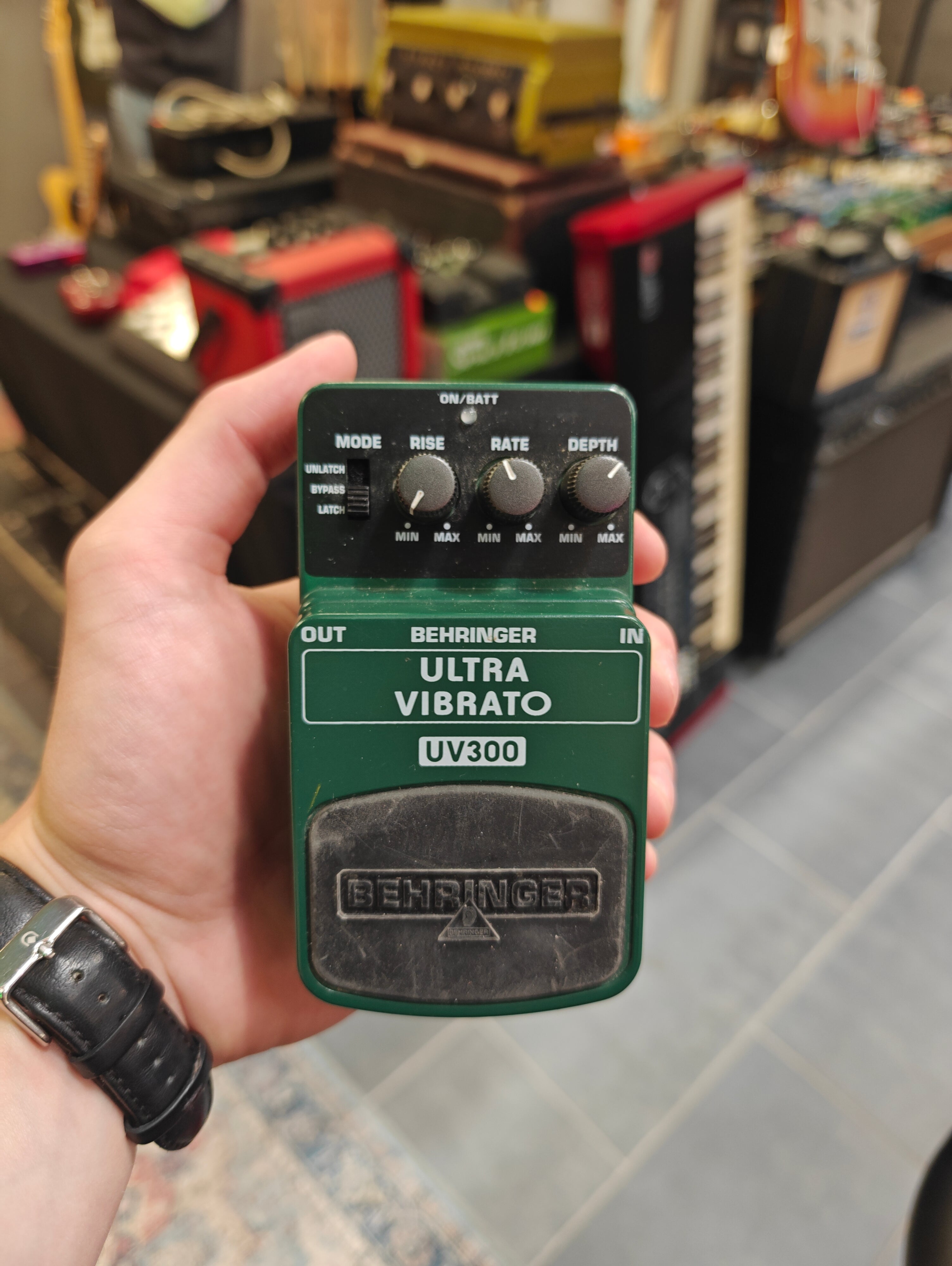 Behringer UV300