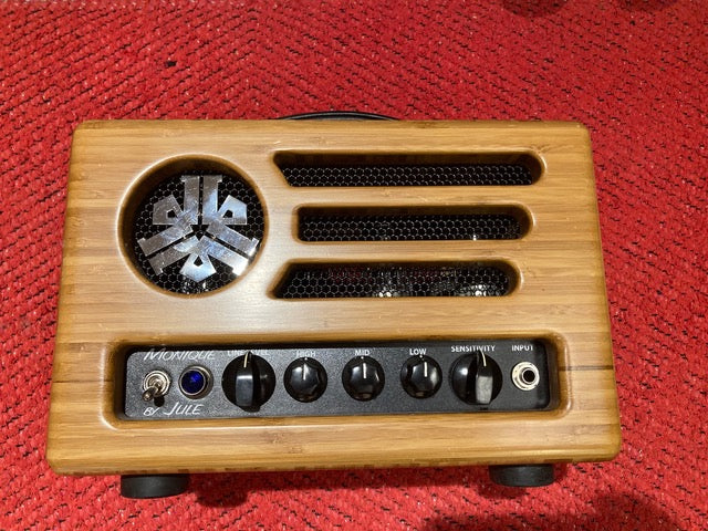 Jule Monique Bamboo with flight case