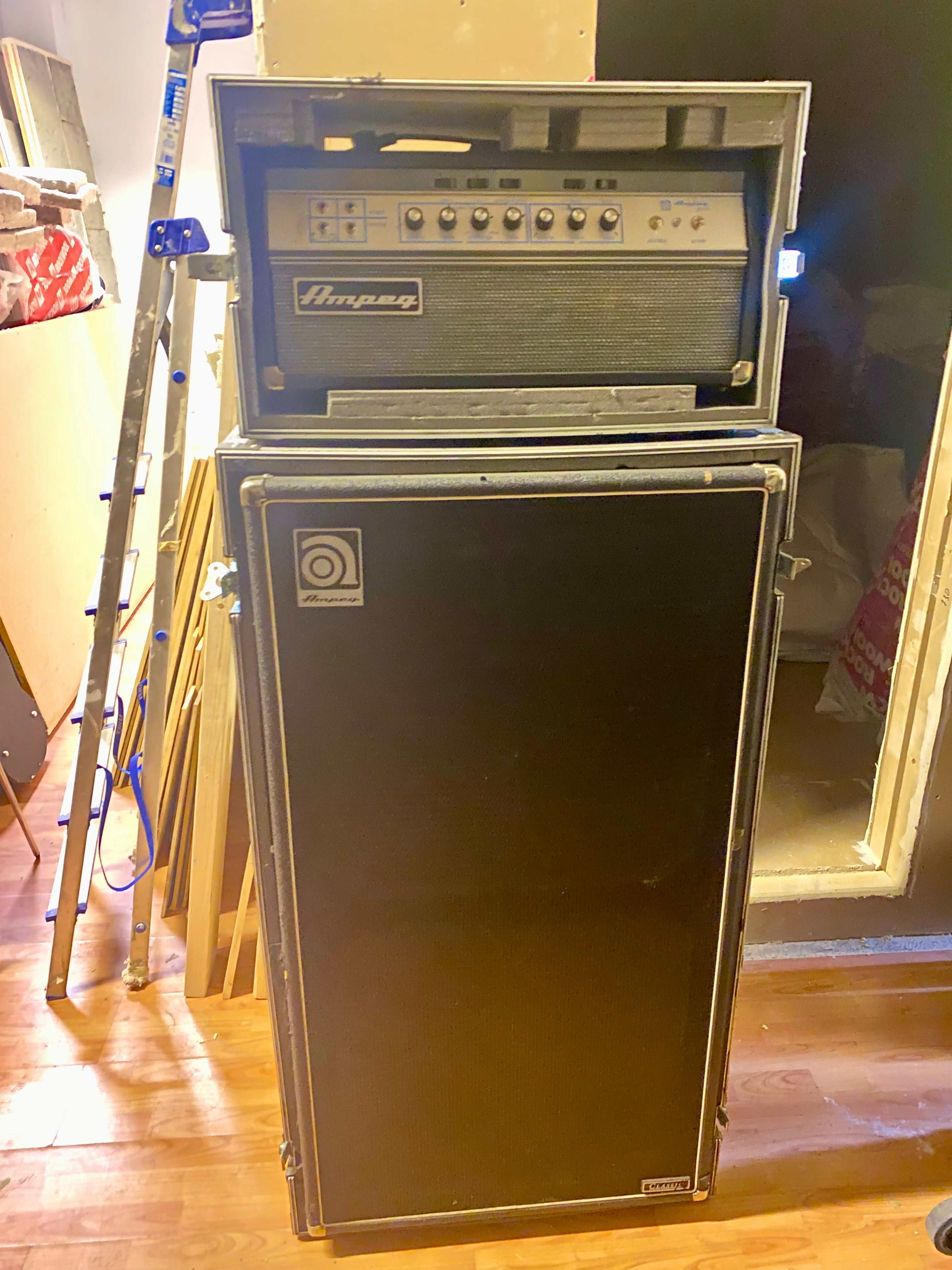 Ampeg SVT VR 300W All Tube Vintage Reissue + 8x10"