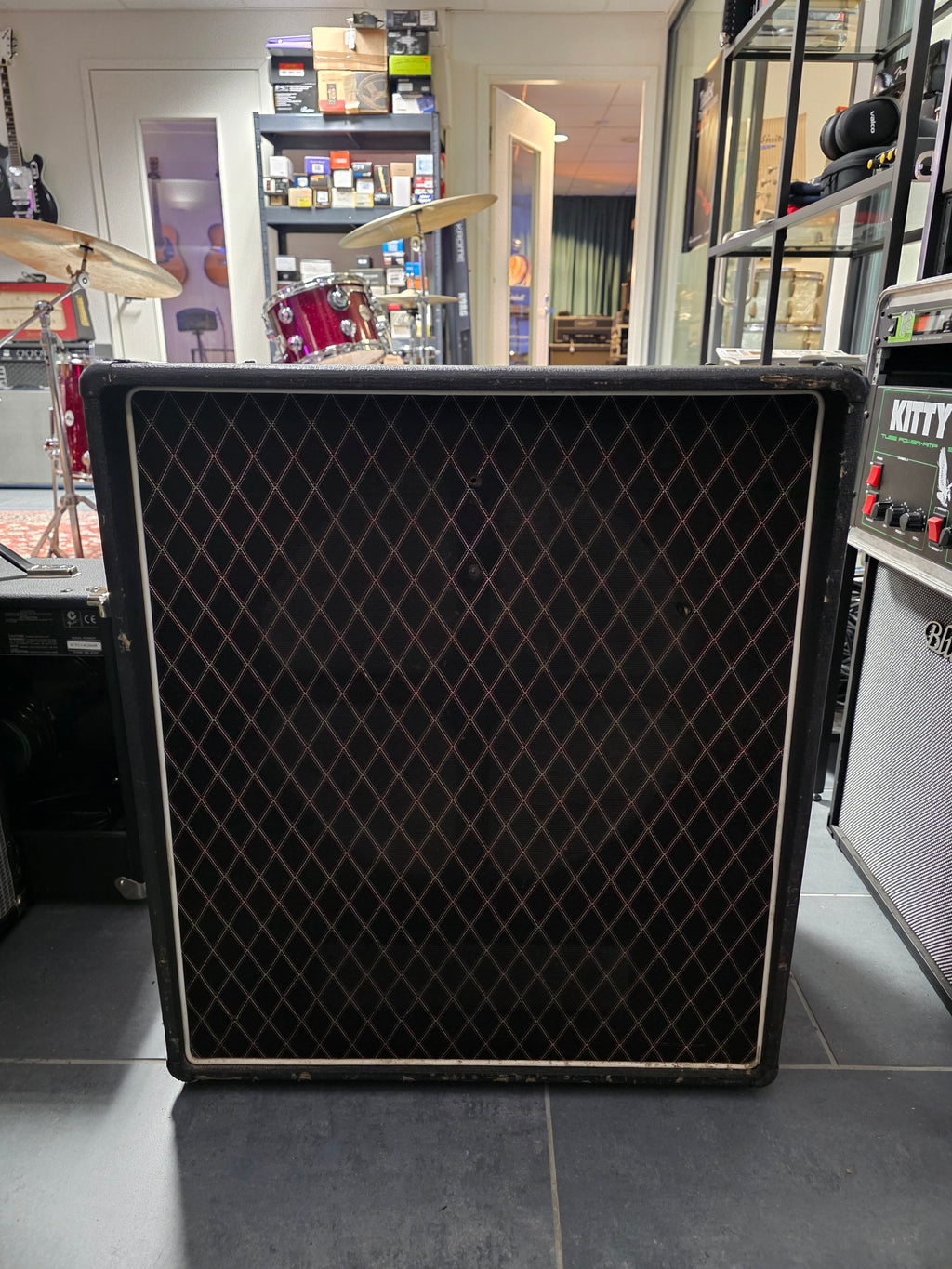 Vox Foundation Bass Cabinet 1960s w/ Peavey Black Widow 1801-8 LT BW